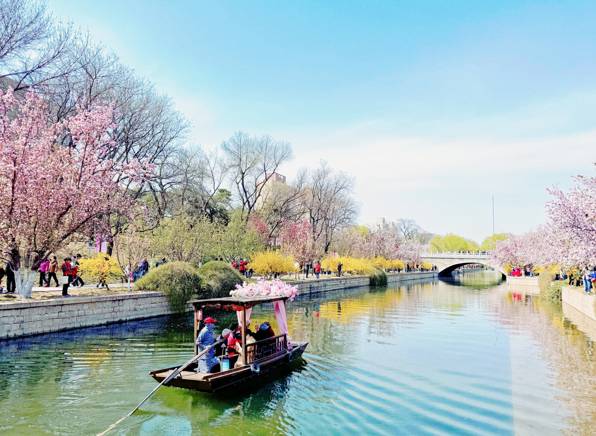 Đi thuyền trên dòng sông ở công viên di tích Đại Đô nhà Nguyên.