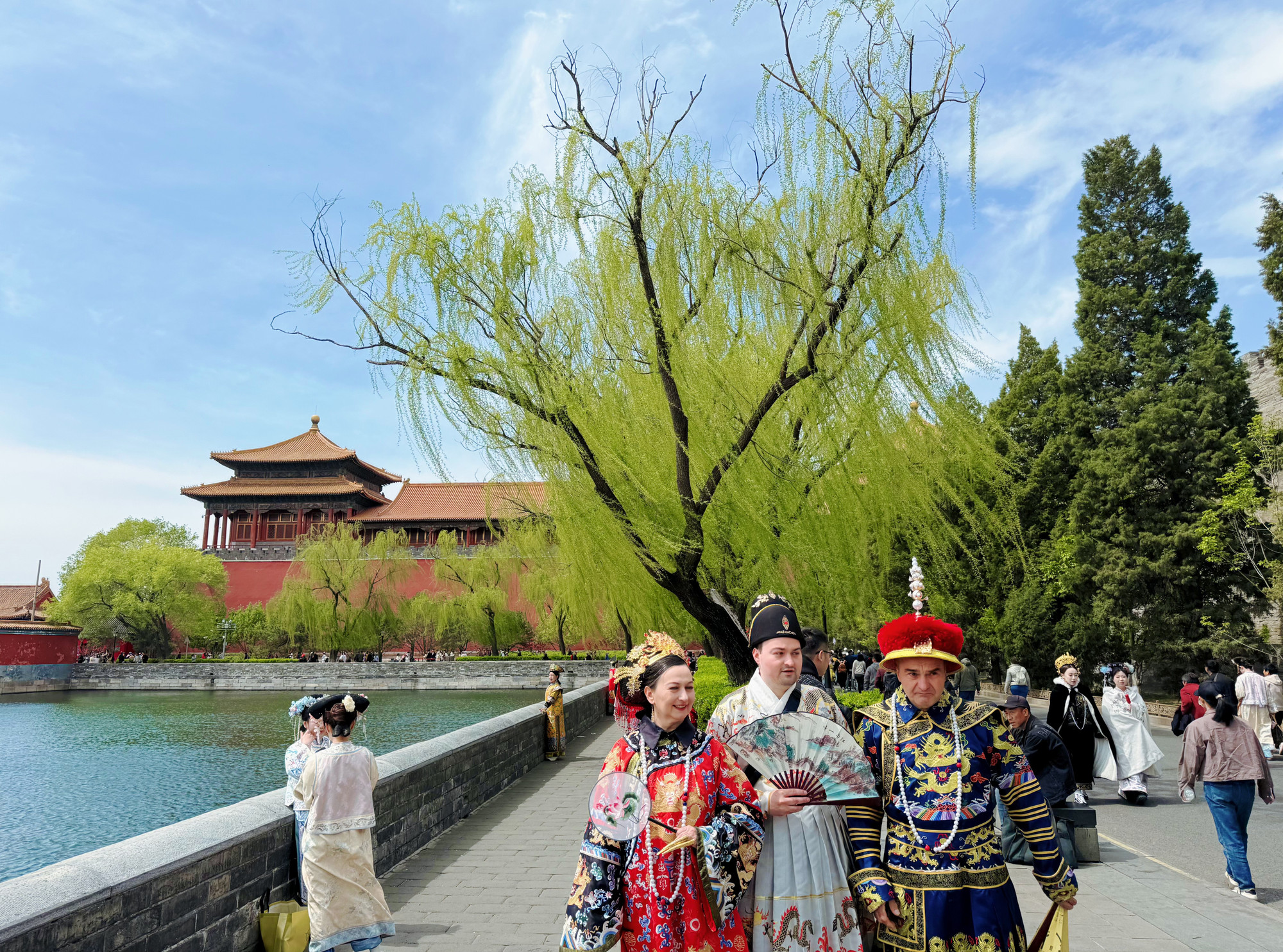 Du khách nước ngoài mặc cổ trang check-in bên ngoài Tử Cấm Thành.