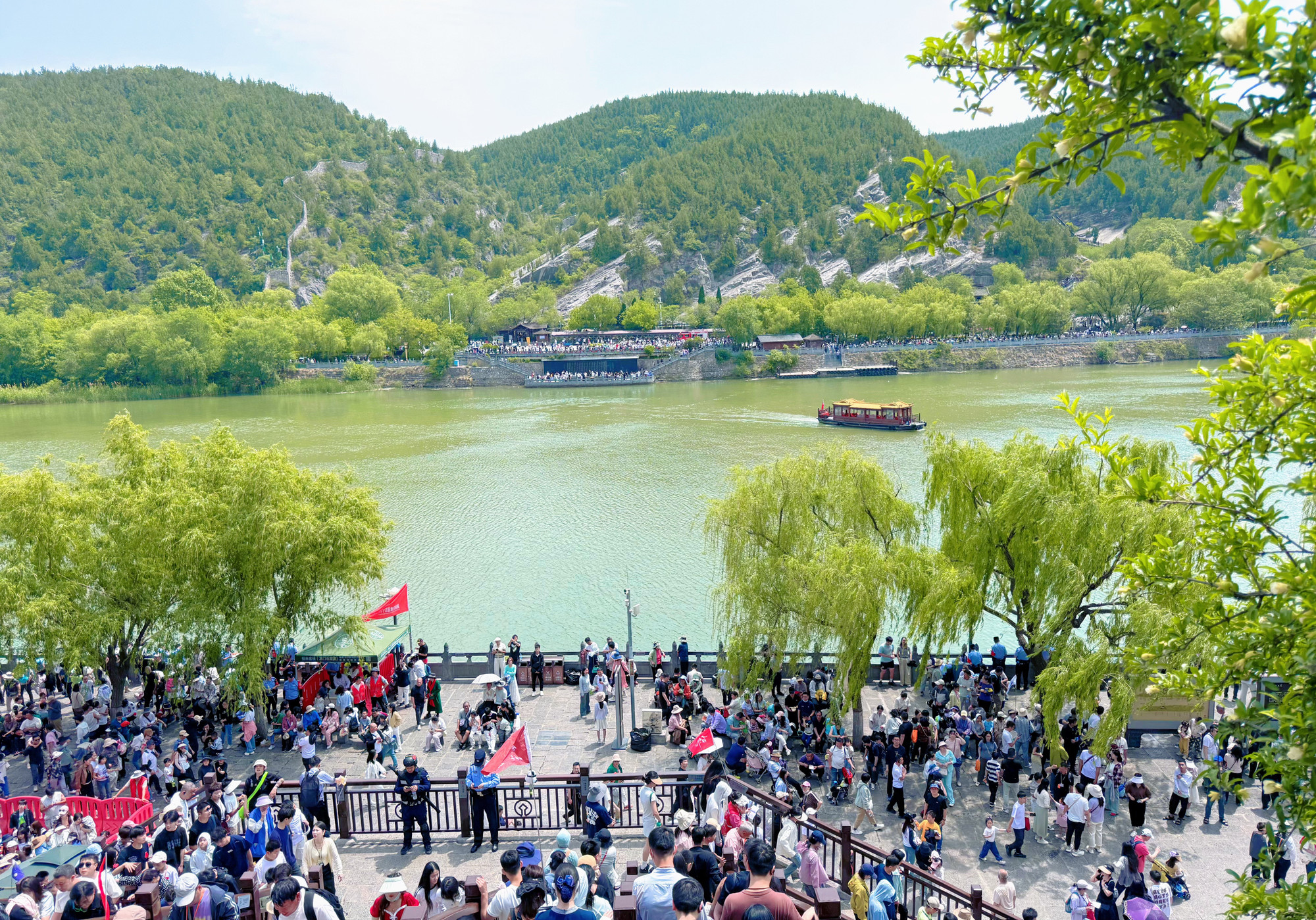 Rất đông du khách tìm đến với thắng cảnh này.