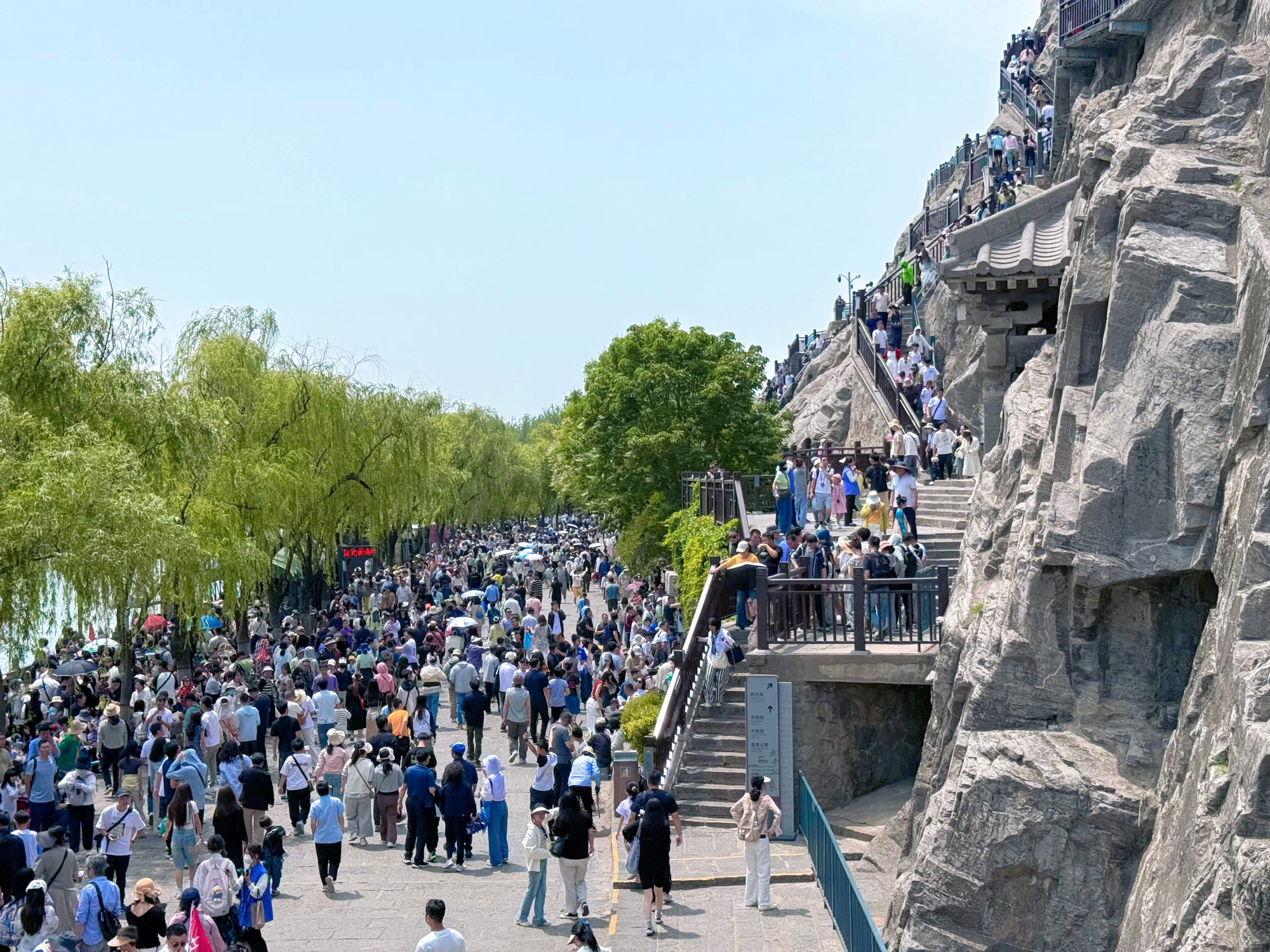 Hang đá Long Môn luôn là điểm đến không thể bỏ qua khi đến thăm cố đô Lạc Dương.