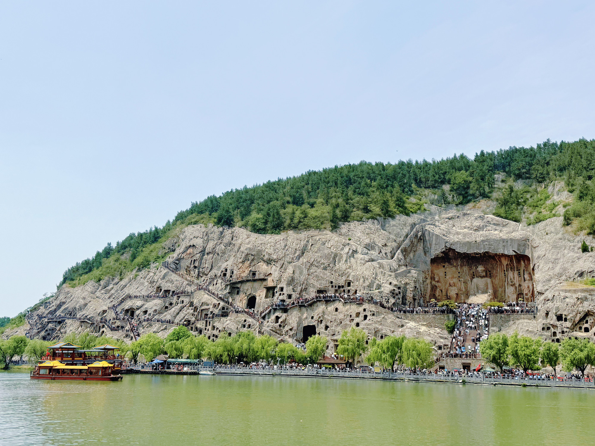 Hang đá Long Môn bên dòng sông Y thơ mộng, hữu tình.