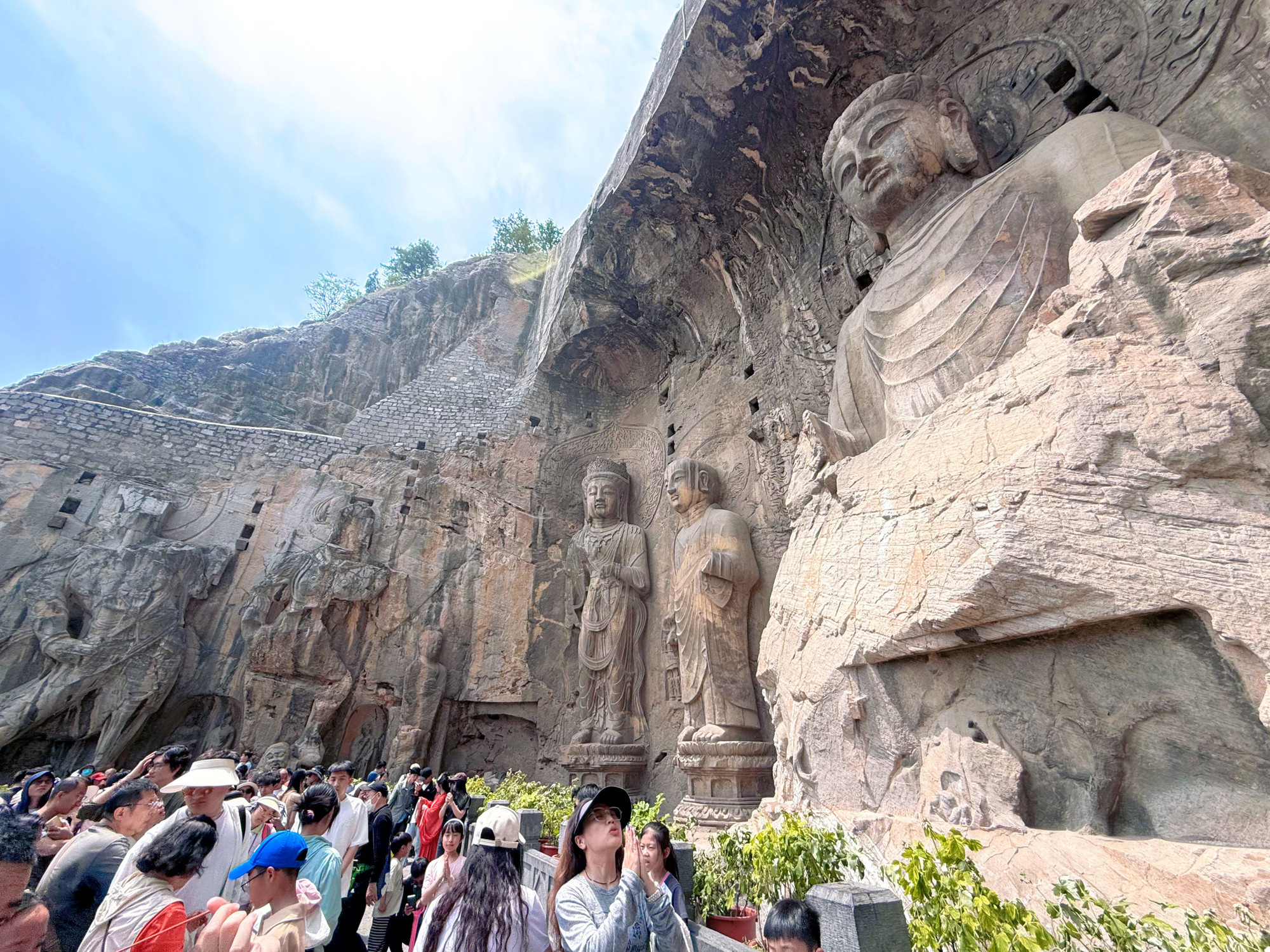 Bức tượng Phật Lư Xá Na có chiều cao 17,14m, đầu cao 4m, tai dài 1,9m, với khuôn mặt đầy đặn, đôi mắt hiền từ.