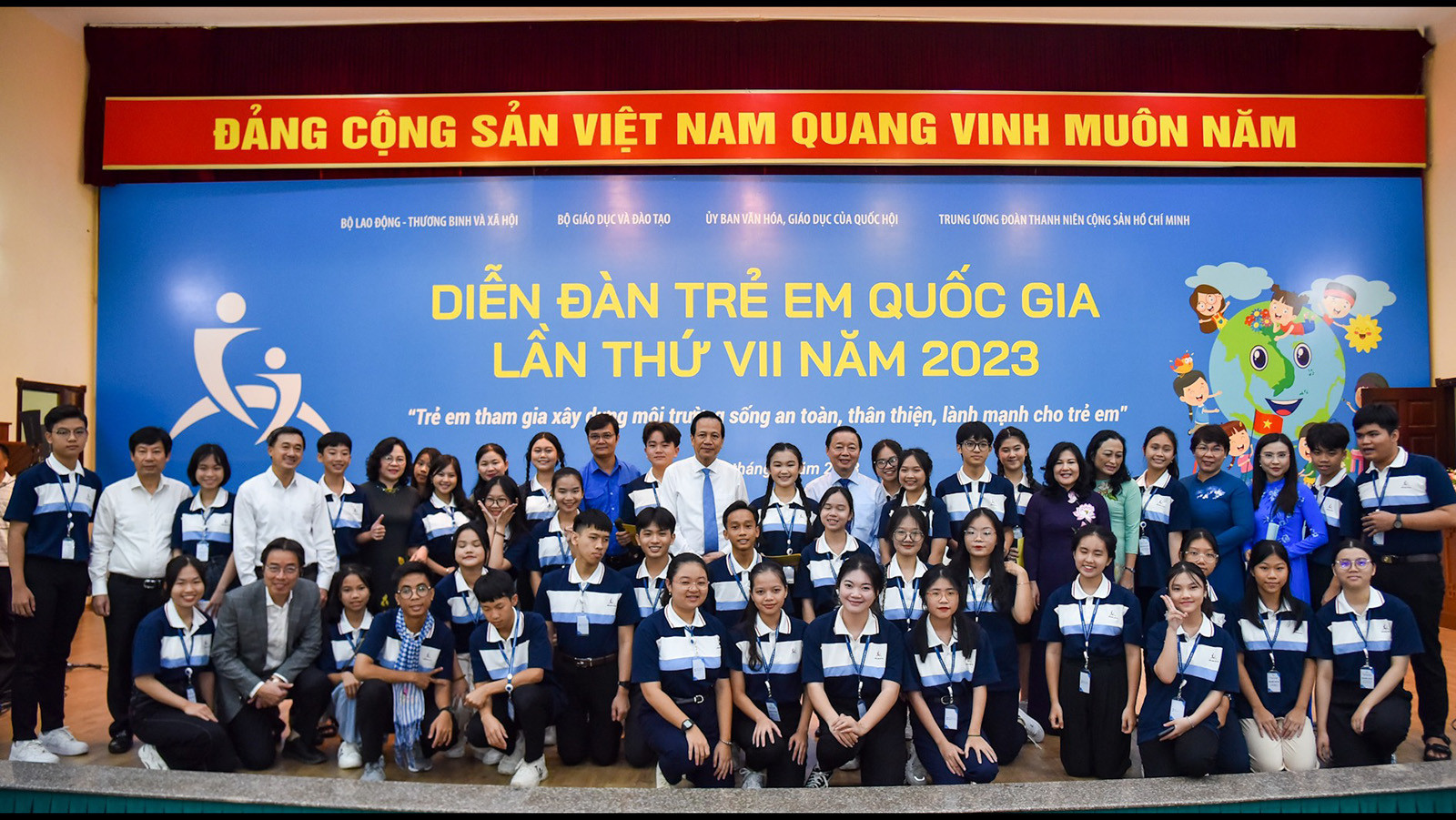 Các đại biểu trẻ em chụp ảnh lưu niệm cùng đại diện lãnh đạo Đảng, Nhà nước và các bộ, ngành dự Diễn đàn.