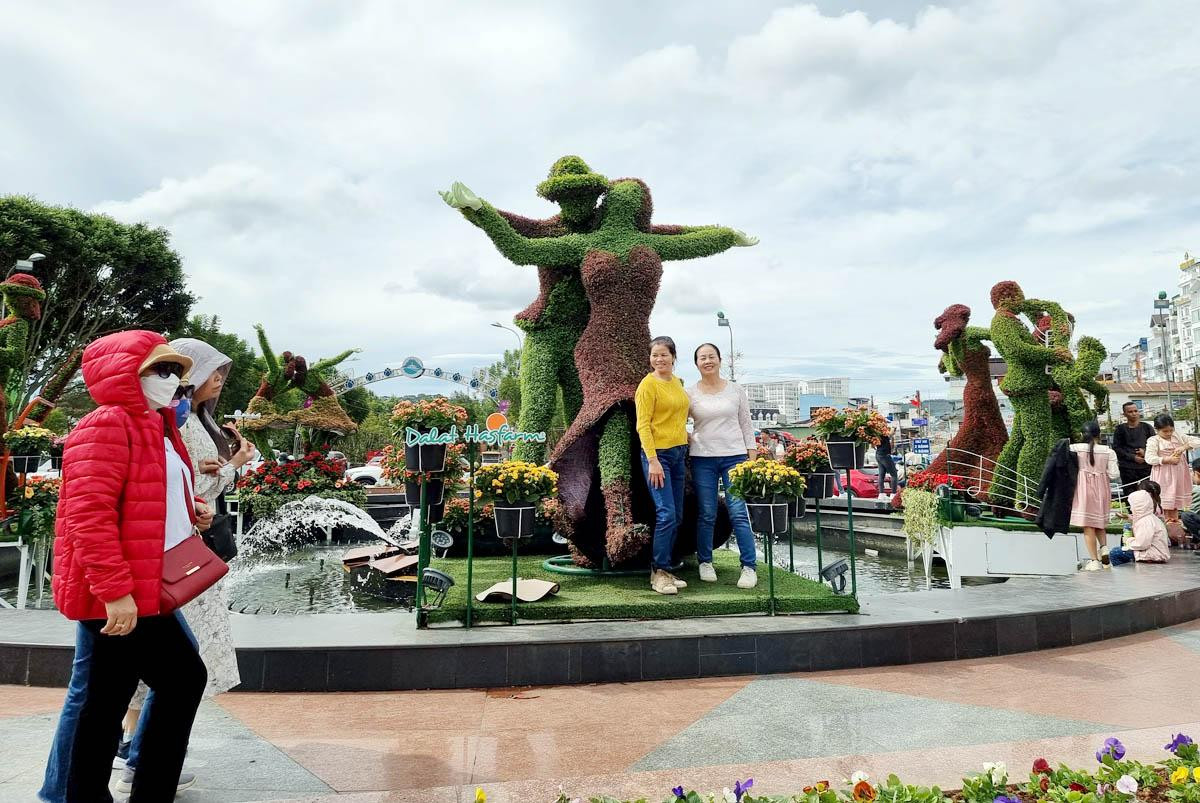 Những tiểu cảnh hoa, lá nghệ thuật tại khu vực trung tâm phố núi Đà Lạt.