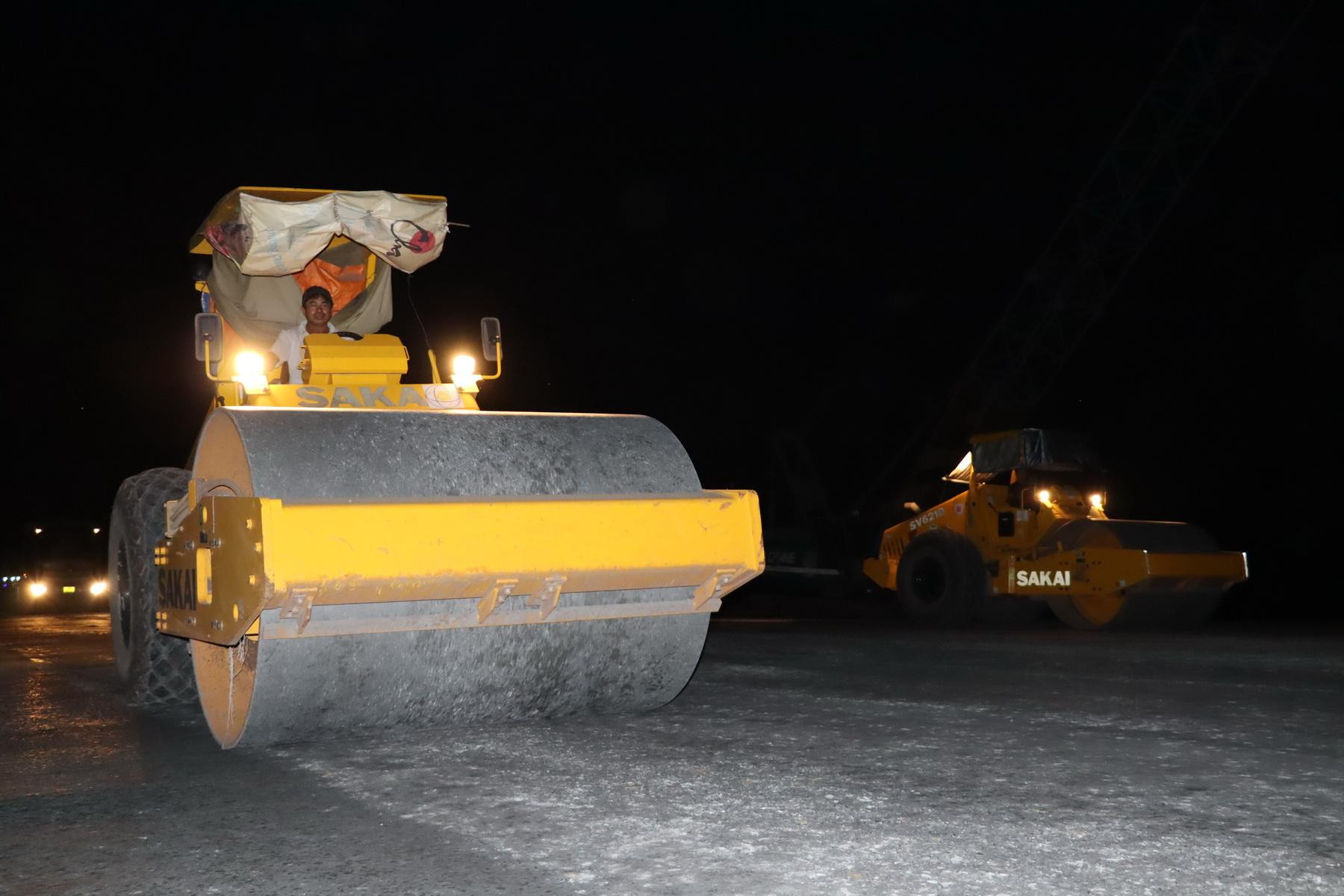 Công nhân thi công nền đường vào ban đêm trên cao tốc Phan Thiết-Dầu Giây.