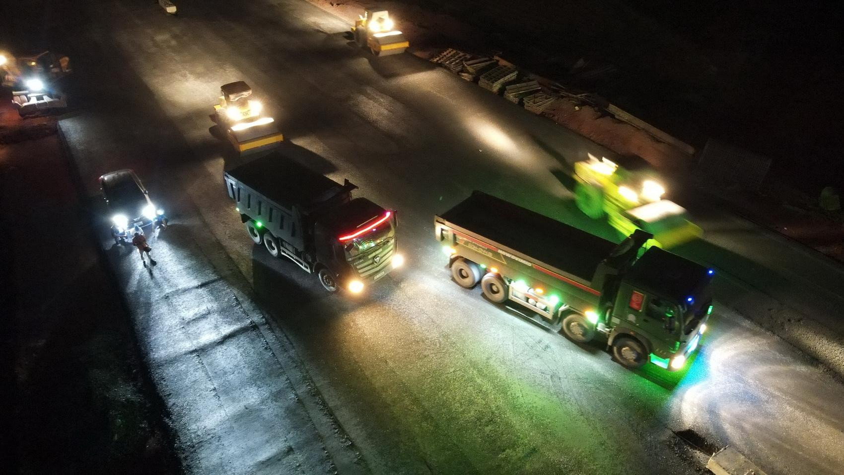 Nhộn nhịp thi công vào ban đêm trên công trường cao tốc Phan Thiết-Dầu Giây.