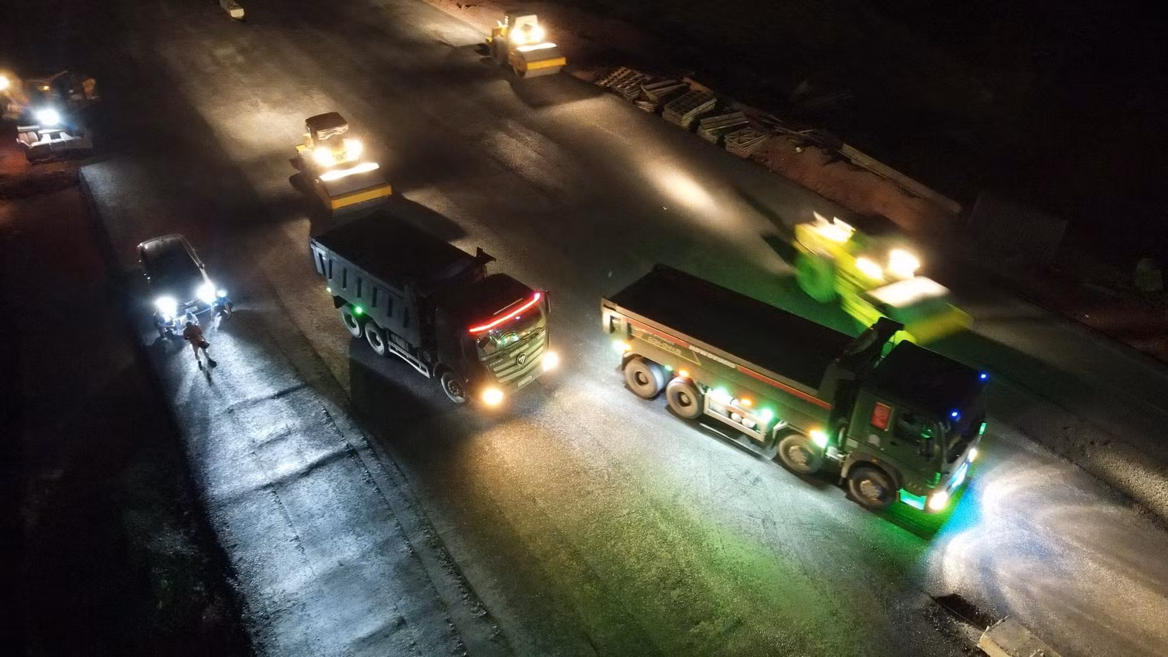 Nhộn nhịp thi công vào ban đêm trên công trường cao tốc Phan Thiết-Dầu Giây.