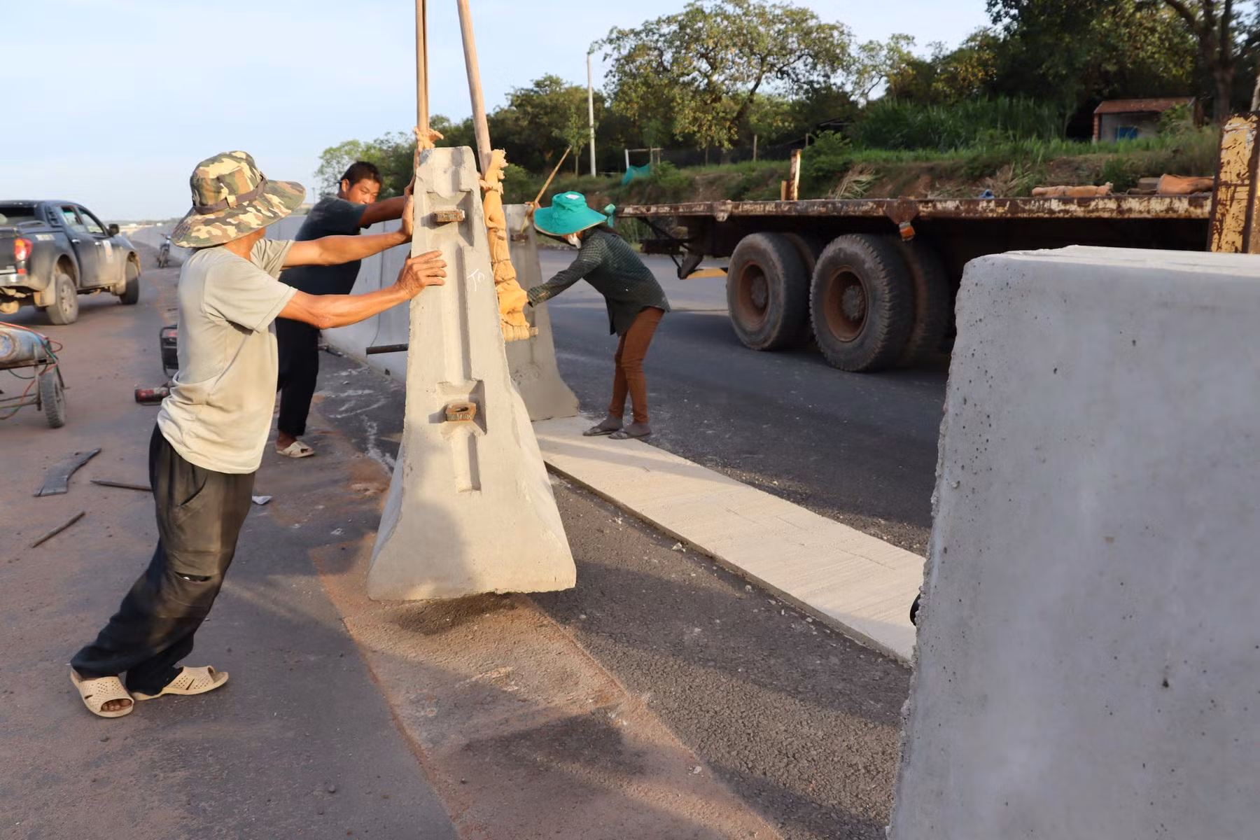 Lắp dải phân cách giữa đường cao tốc Phan Thiết-Dầu Giây.