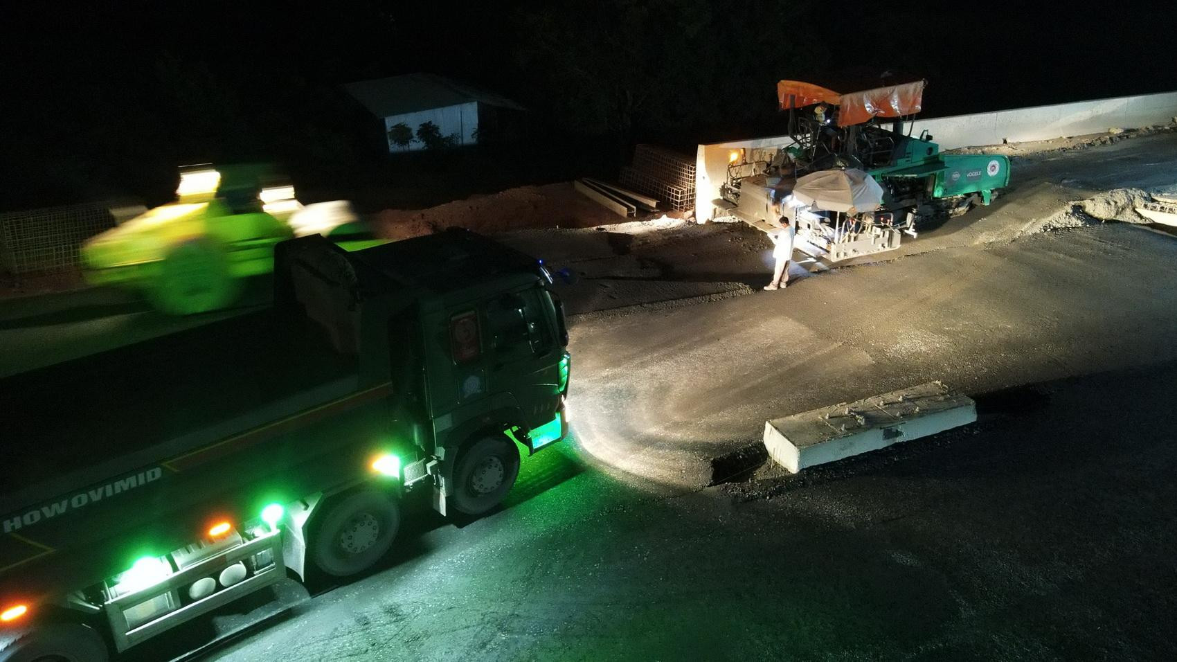 Các phương tiện thi công ban đêm trên cao tốc Phan Thiết- Dầu Giây.