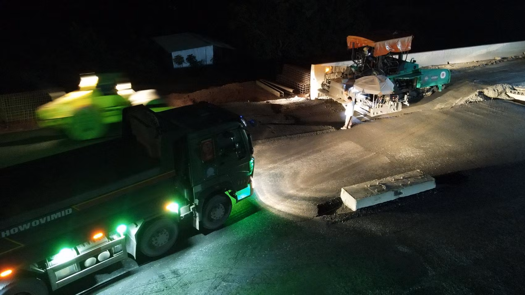 Các phương tiện thi công ban đêm trên cao tốc Phan Thiết- Dầu Giây.