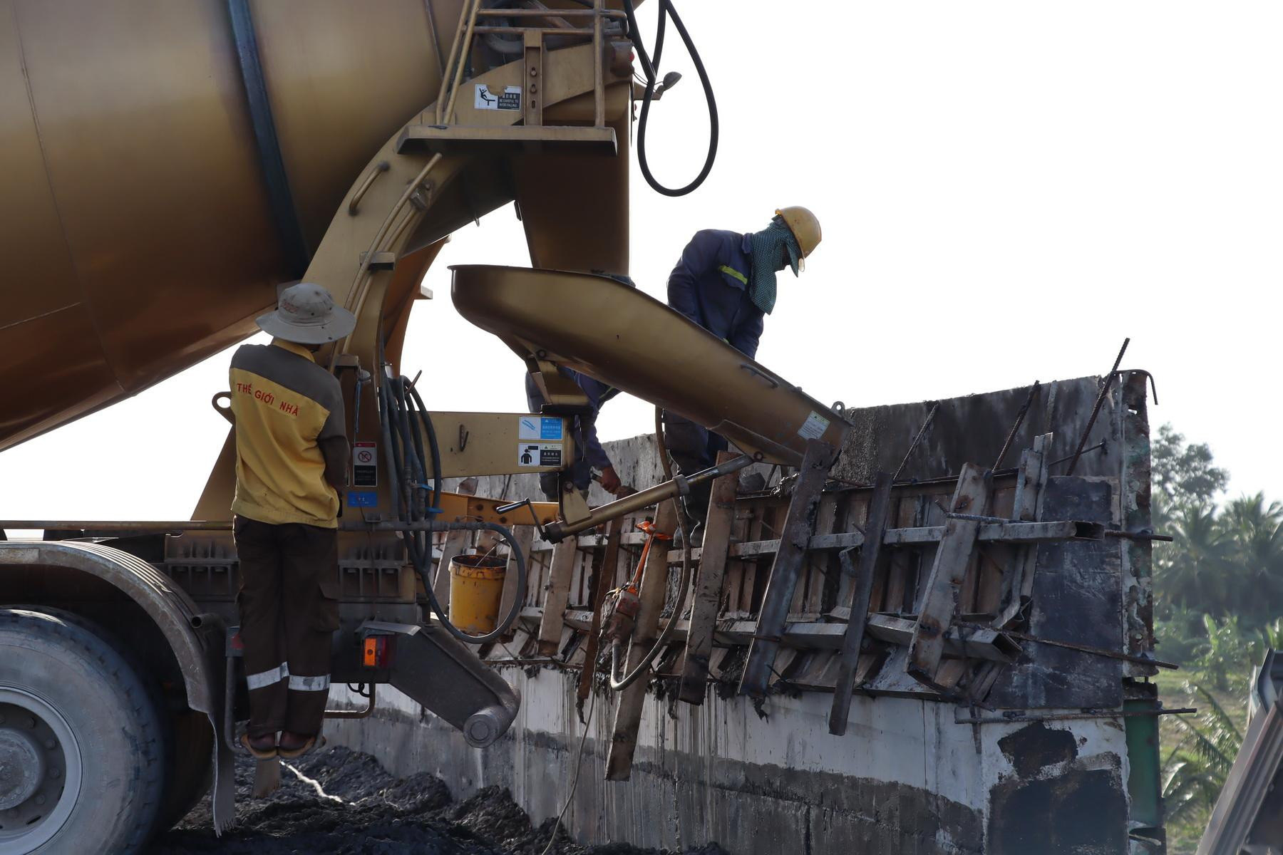 Công nhân tiến hành đổ bê-tông hạng mục thành cầu trên cao tốc Phan Thiết-Dầu Giây.