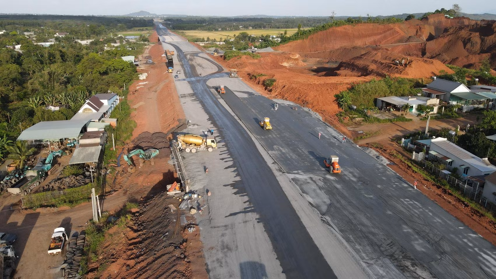 Thi công cao tốc Phan Thiết-Dầu Giây nhìn từ trên cao, đoạn qua địa bàn tỉnh Đồng Nai.