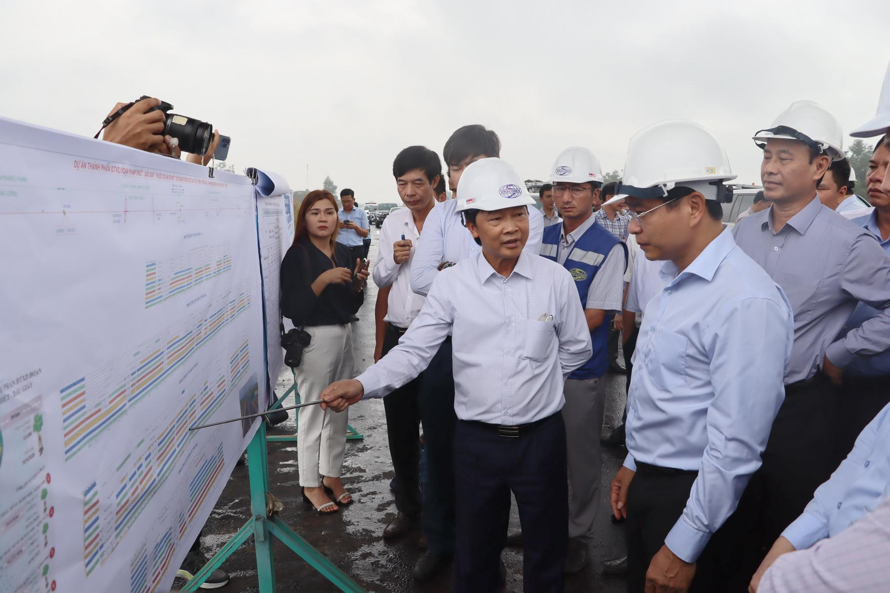 Thị sát trên tuyến cao tốc Phan Thiết-Dầu Giây vào ngày 22/11, Bộ trưởng Giao thông vận tải Nguyễn Văn Thắng nhấn mạnh: Trong giai đoạn hiện nay, nếu các nhà thầu, đơn vị thi công không đáp ứng tiến độ, chất lượng thì Bộ Giao thông vận tải sẽ kiên quyết loại bỏ, đồng thời về sau sẽ không cho làm các công trình khác do Bộ thực hiện.