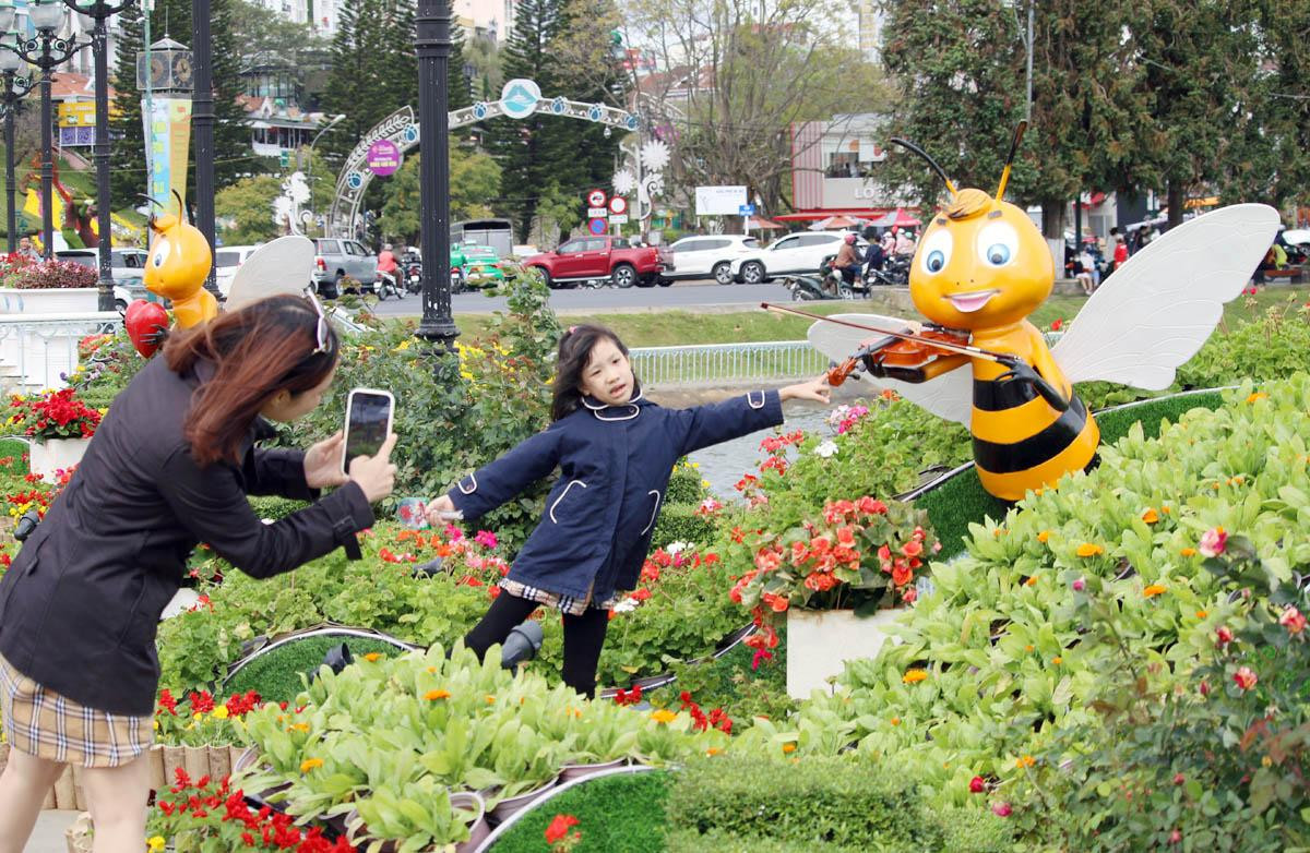 Các “Không gian sắc màu hoa Đà Lạt” với sự phong phú về chủng loại hoa, tạo nên những tác phẩm nghệ thuật hoa hấp dẫn du khách.