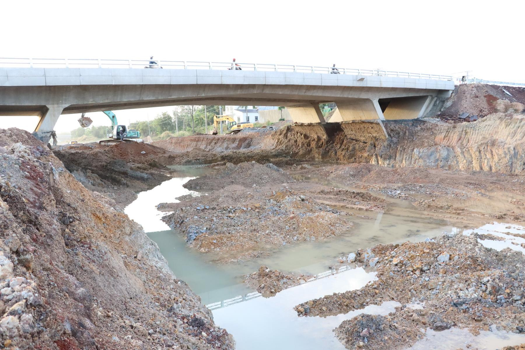 Ngổn ngang trên cao tốc Phan Thiết-Dầu Giây, đoạn qua địa bàn tỉnh Đồng Nai.