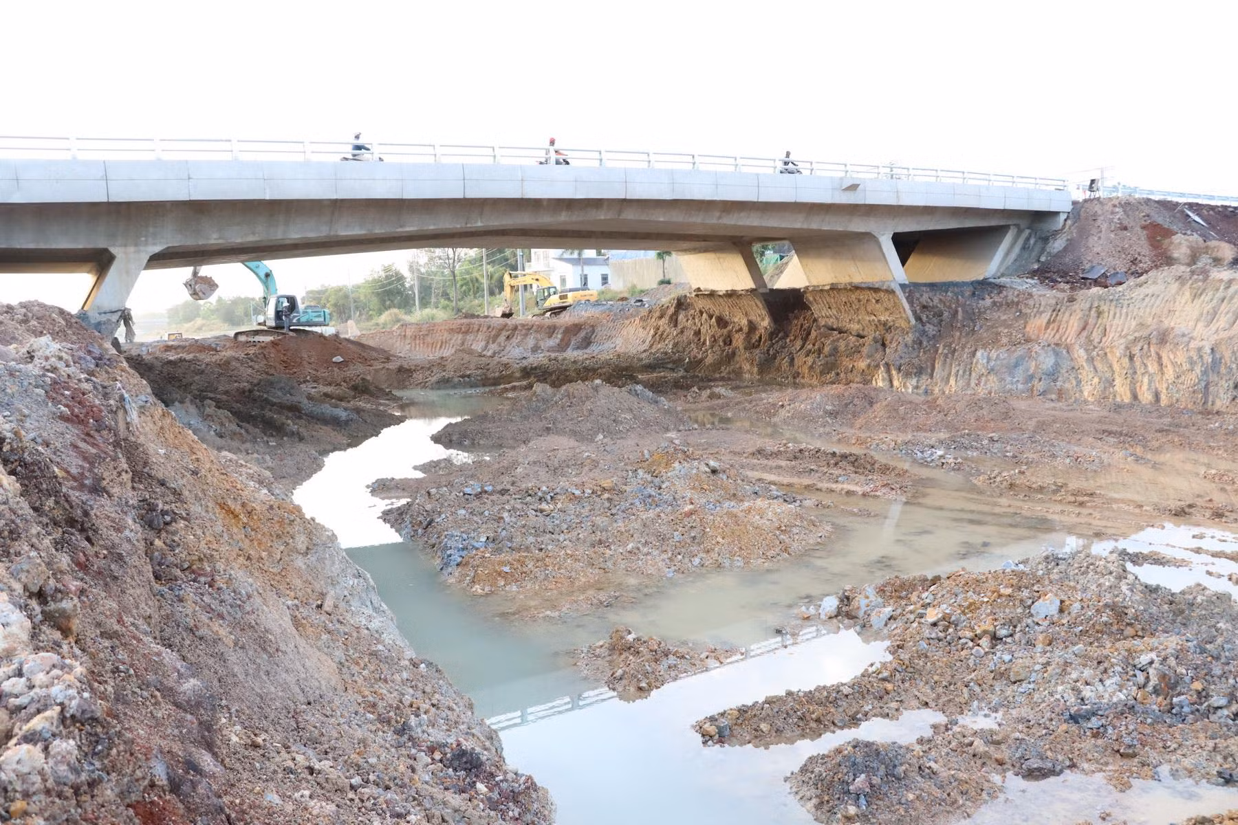 Ngổn ngang trên cao tốc Phan Thiết-Dầu Giây, đoạn qua địa bàn tỉnh Đồng Nai.