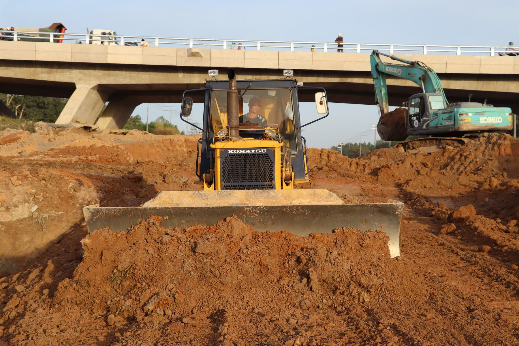 Thi công ở khu vực cầu vượt quốc lộ 1 trên cao tốc Phan Thiết-Dầu Giây, thuộc địa phận huyện Xuân Lộc, tỉnh Đồng Nai.