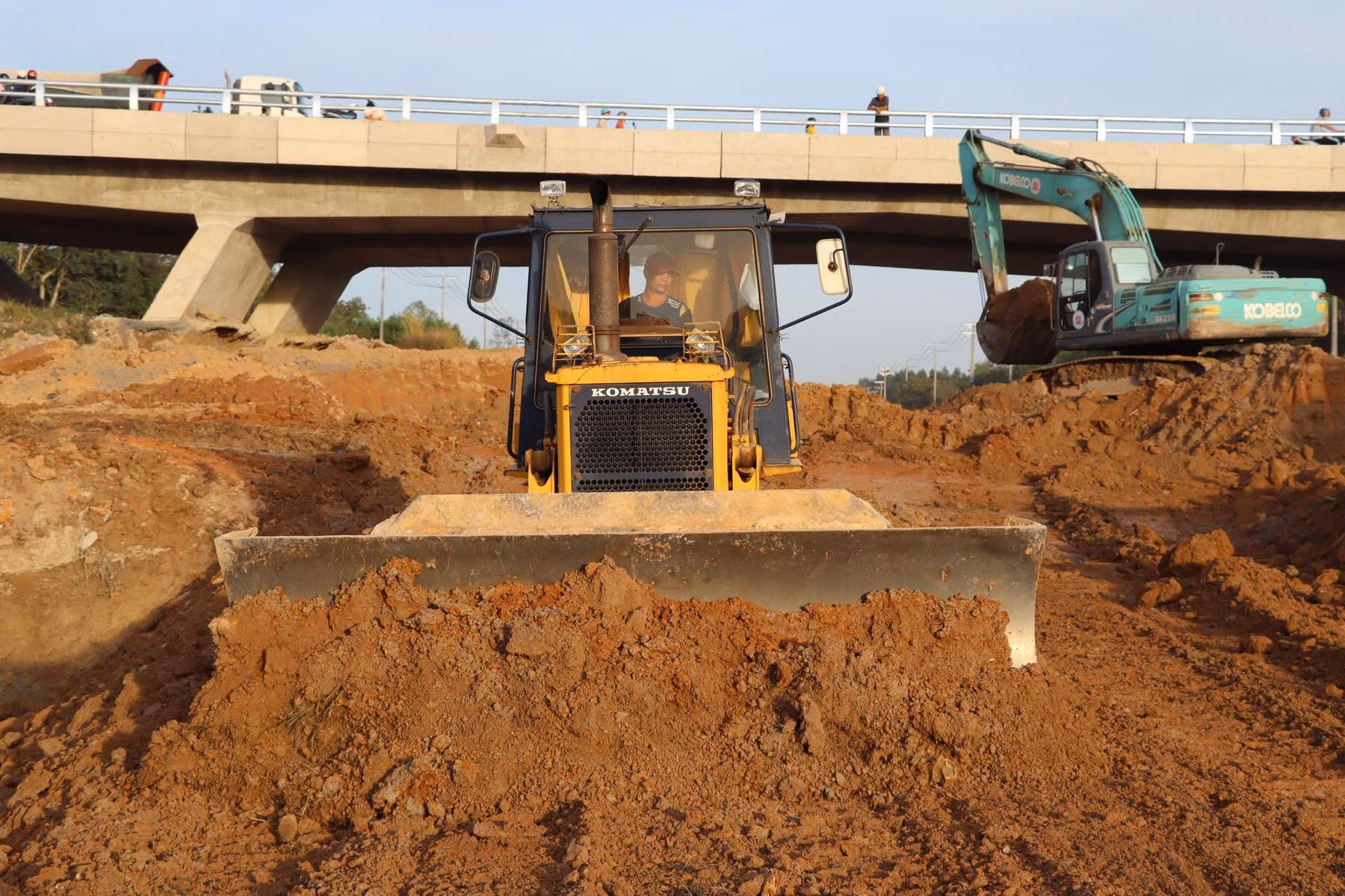 Thi công ở khu vực cầu vượt quốc lộ 1 trên cao tốc Phan Thiết-Dầu Giây, thuộc địa phận huyện Xuân Lộc, tỉnh Đồng Nai.