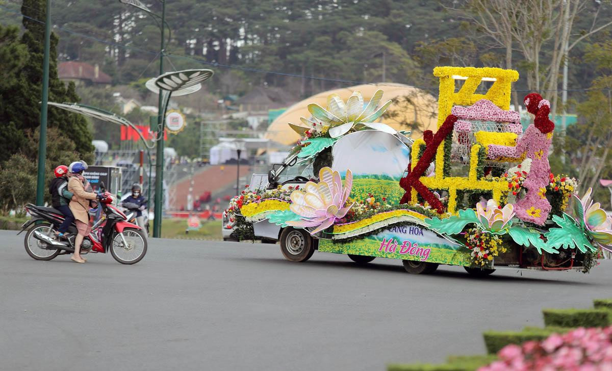 Xe hoa của làng hoa truyền thống Hà Đông, thành phố Đà Lạt, chuẩn bị tham gia “đại tiệc hoa”.