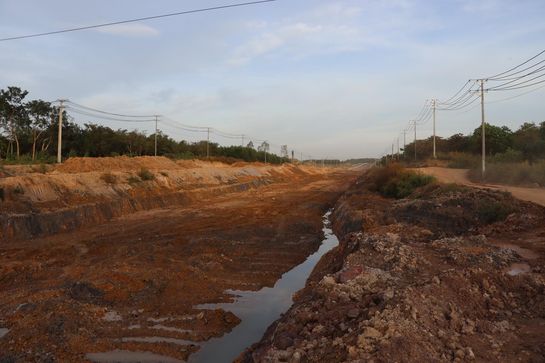 Nhiều đoạn qua địa bàn tỉnh Đồng Nai còn ngổn ngang đất.