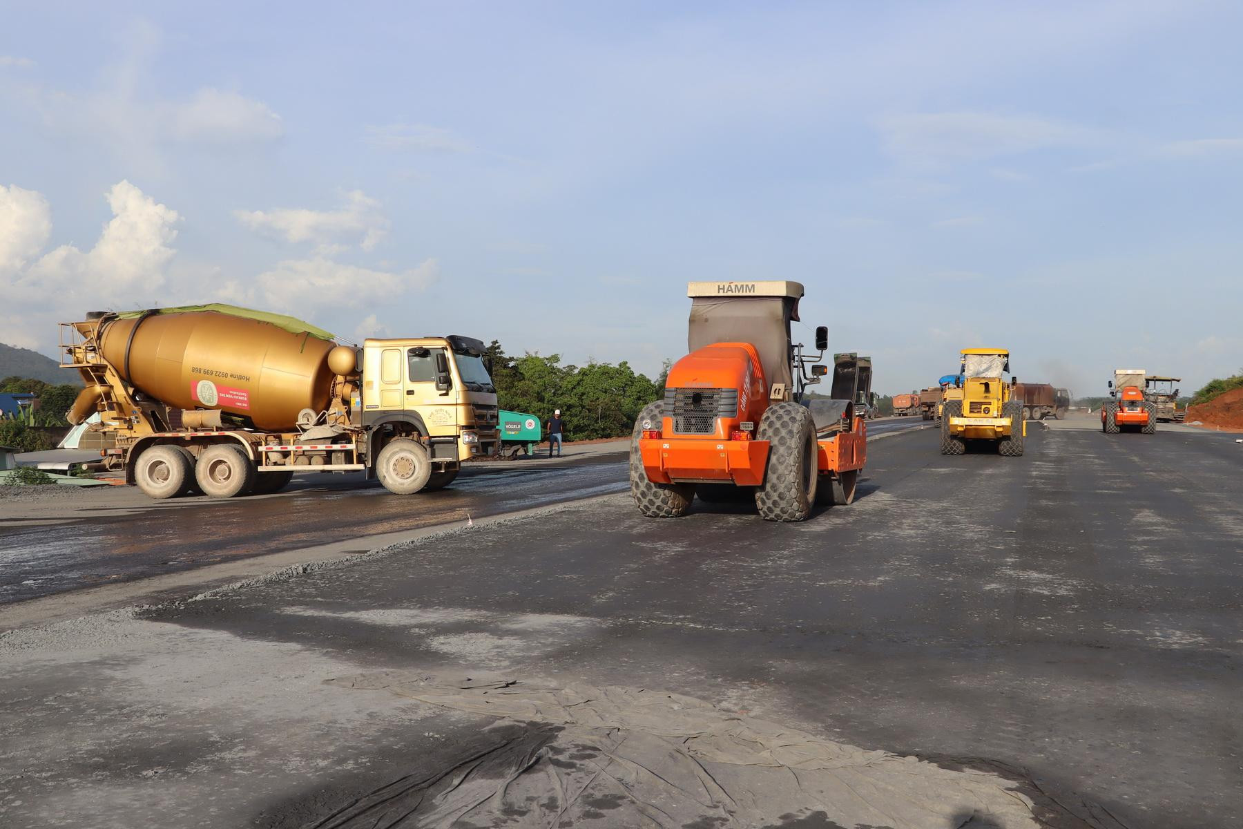 Phương tiện thi công lu nền đường cao tốc Phan Thiết-Dầu Giây, đoạn qua địa bàn huyện Xuân Lộc, tỉnh Đồng Nai.