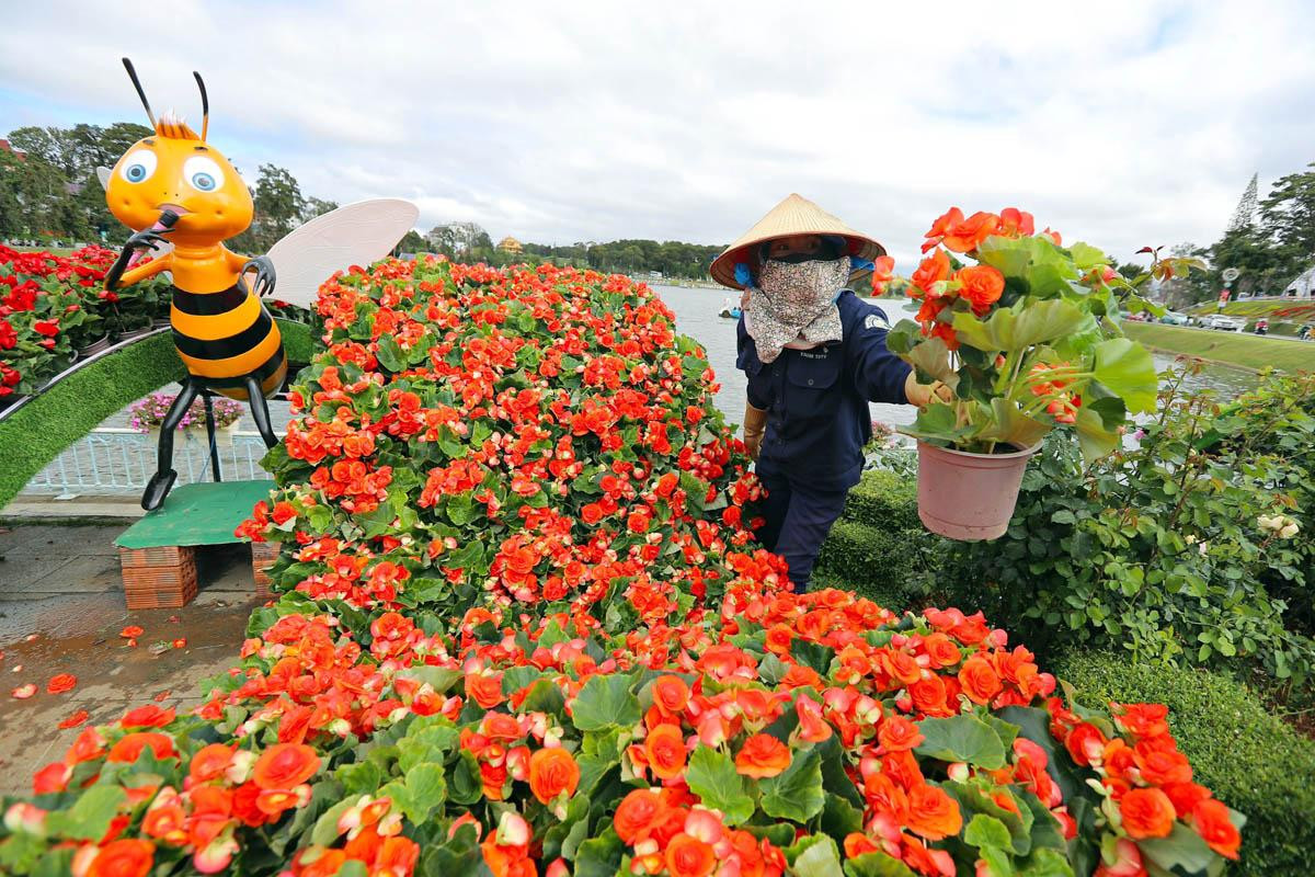 Với chủ đề “Đà Lạt-Thành phố bốn mùa hoa”, Festival Hoa Đà Lạt năm 2022 là điểm đến văn hóa, du lịch đặc sắc. (Trong ảnh: Hoa xuống phố).