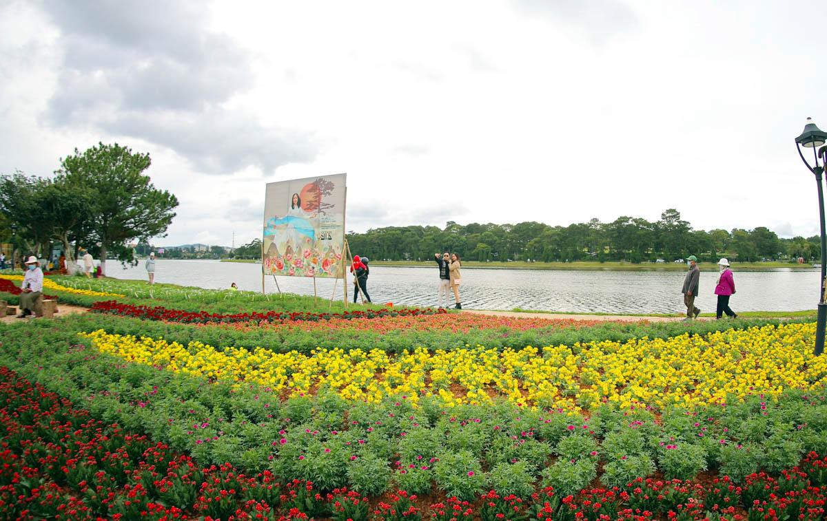 Bên hồ Xuân Hương, thành phố Đà Lạt.