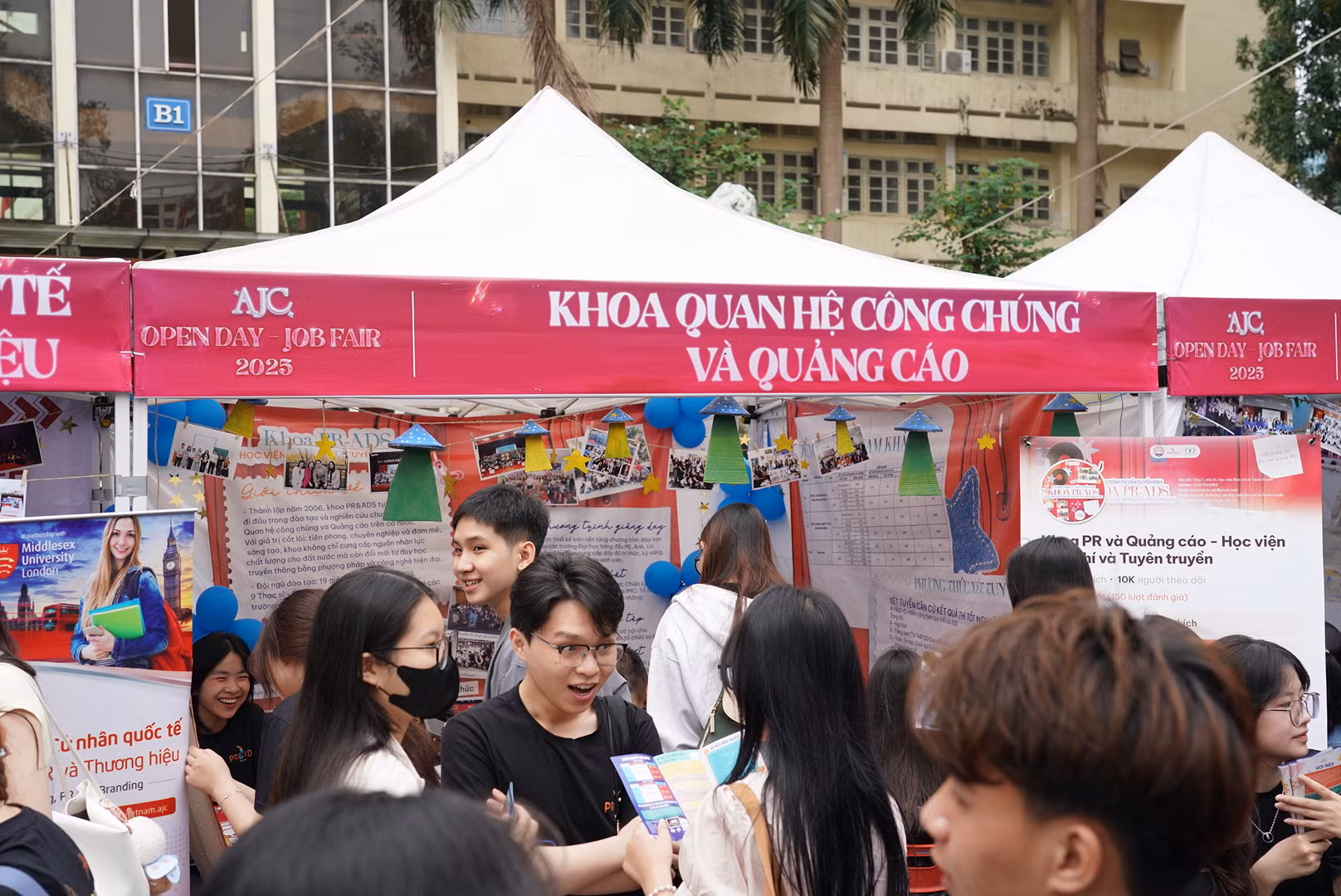 Không gian tư vấn trực tiếp của các khoa, viện của Học viện Báo chí và Tuyên truyền.