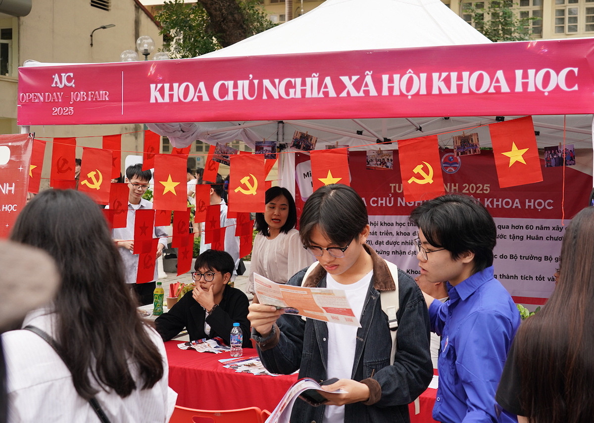 Đông đảo học sinh tìm hiểu về các ngành học, chương trình đào tạo.