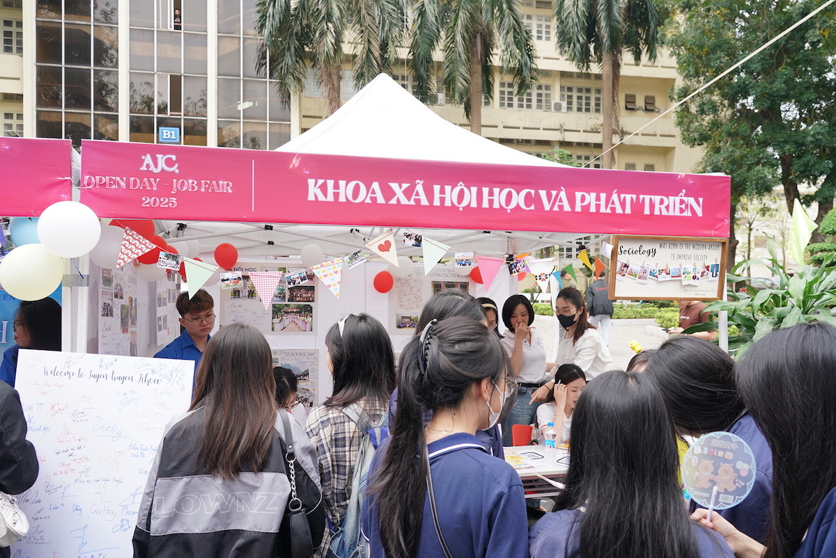 Đông đảo sinh viên quan tâm đến các ngành học thế mạnh của Học viện.