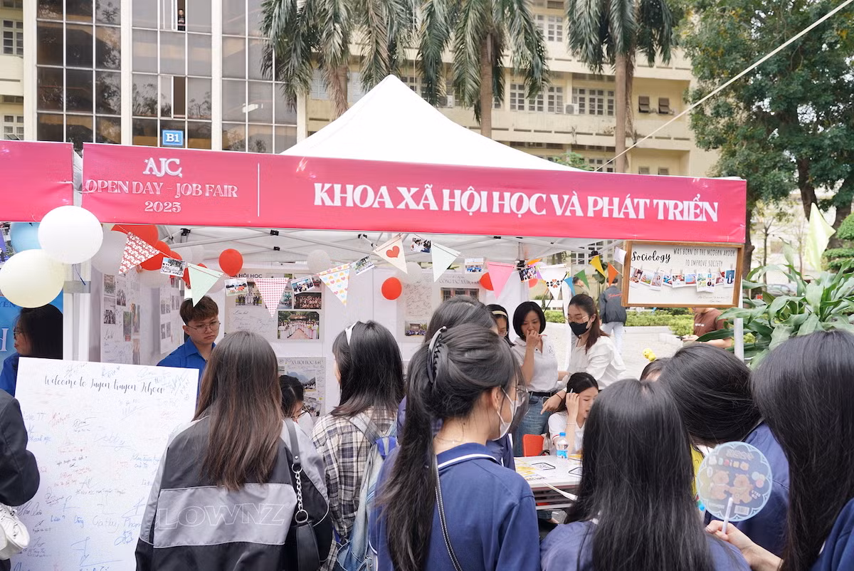 Đông đảo sinh viên quan tâm đến các ngành học thế mạnh của Học viện.