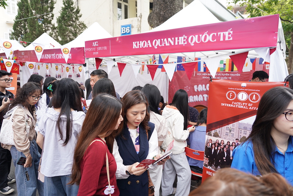 Đông đảo sinh viên quan tâm đến các ngành học thế mạnh của Học viện.