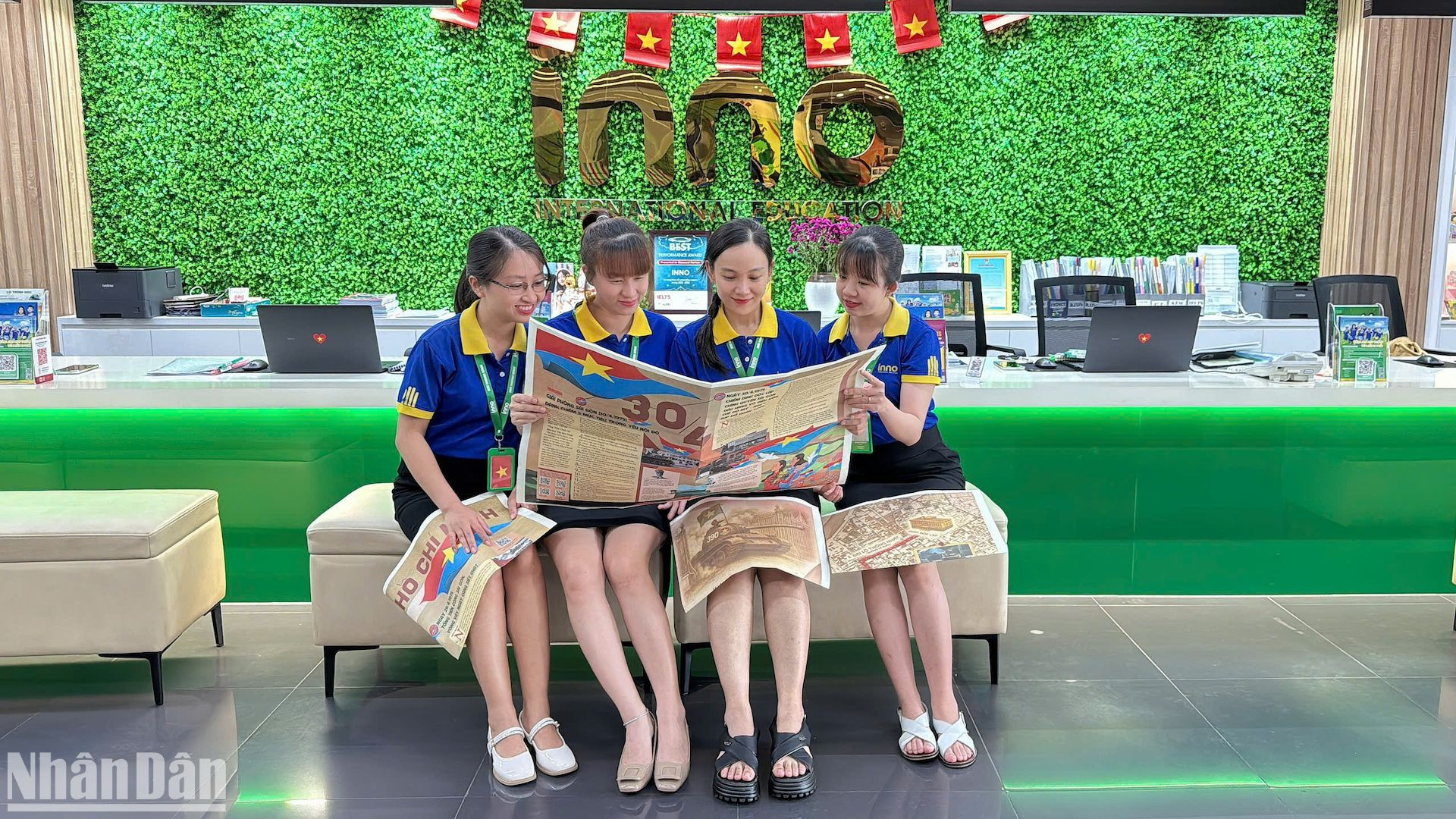 Các giáo viên dạy tiếng Anh của Trung tâm ngoại ngữ Inno (thành phố Phan Thiết) tìm hiểu lịch sử trên đặc san của Báo Nhân Dân.