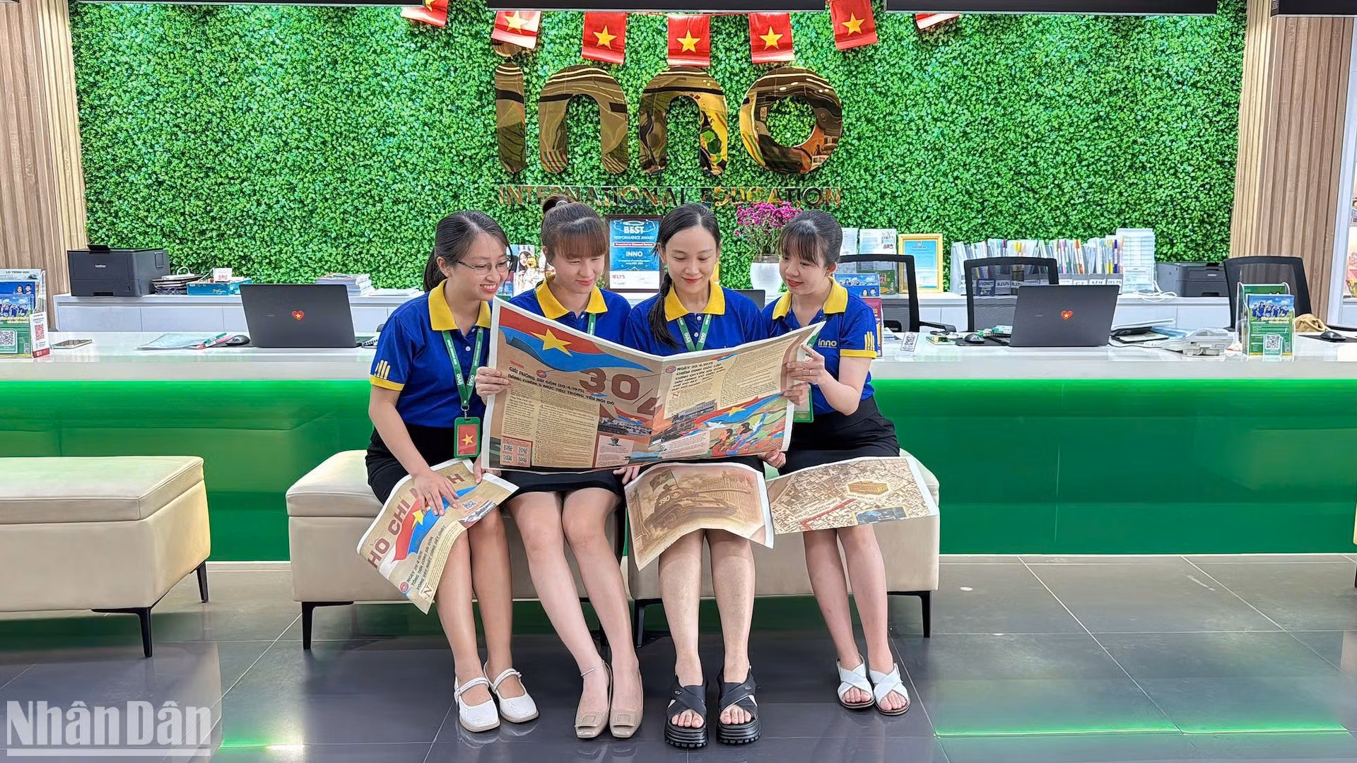 Các giáo viên dạy tiếng Anh của Trung tâm ngoại ngữ Inno (thành phố Phan Thiết) tìm hiểu lịch sử trên đặc san của Báo Nhân Dân.