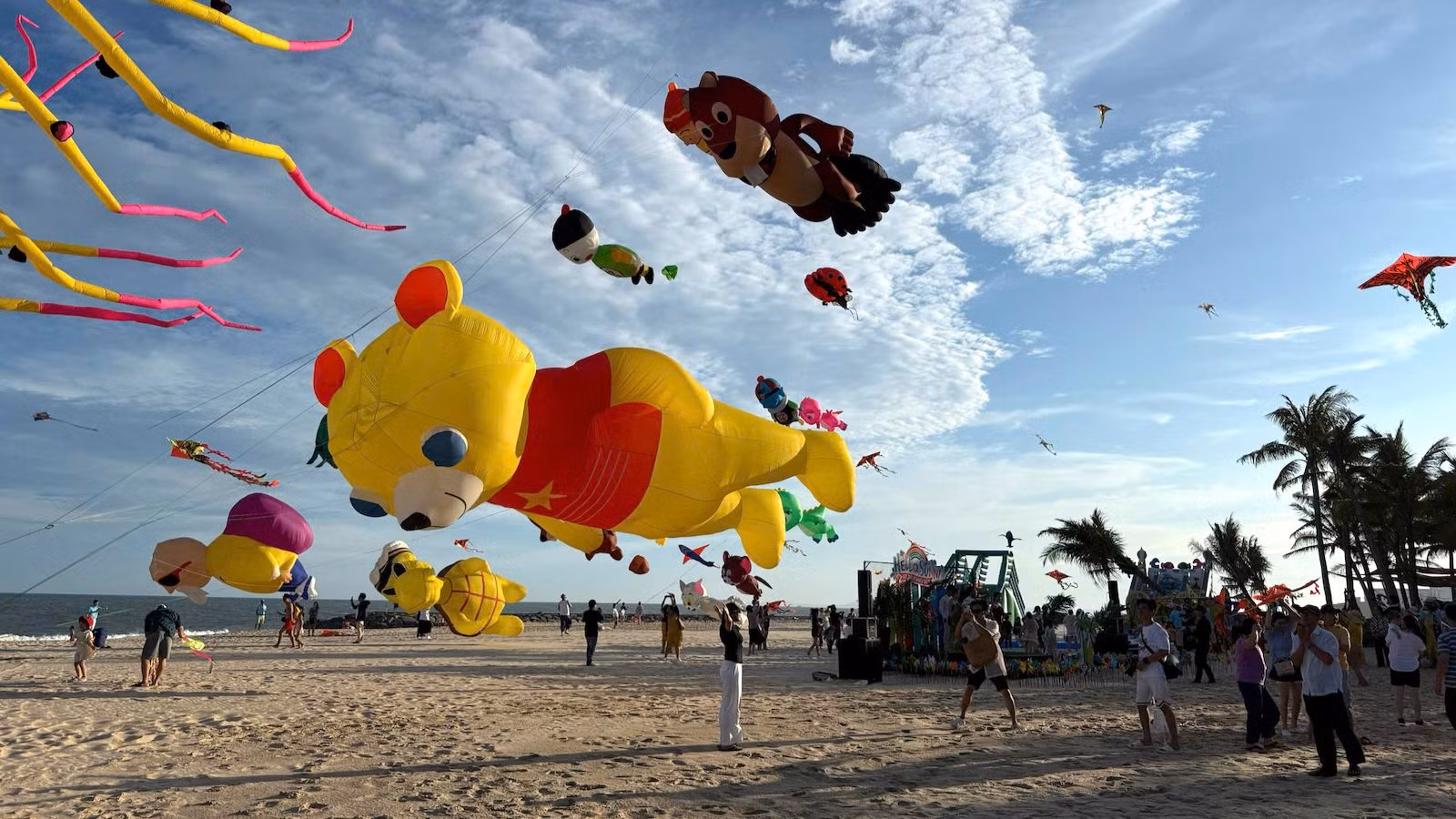 Đây là lễ hội thả diều lần thứ 11 nằm trong chuỗi sự kiện Hello Sunny được tổ chức định kỳ hằng năm.