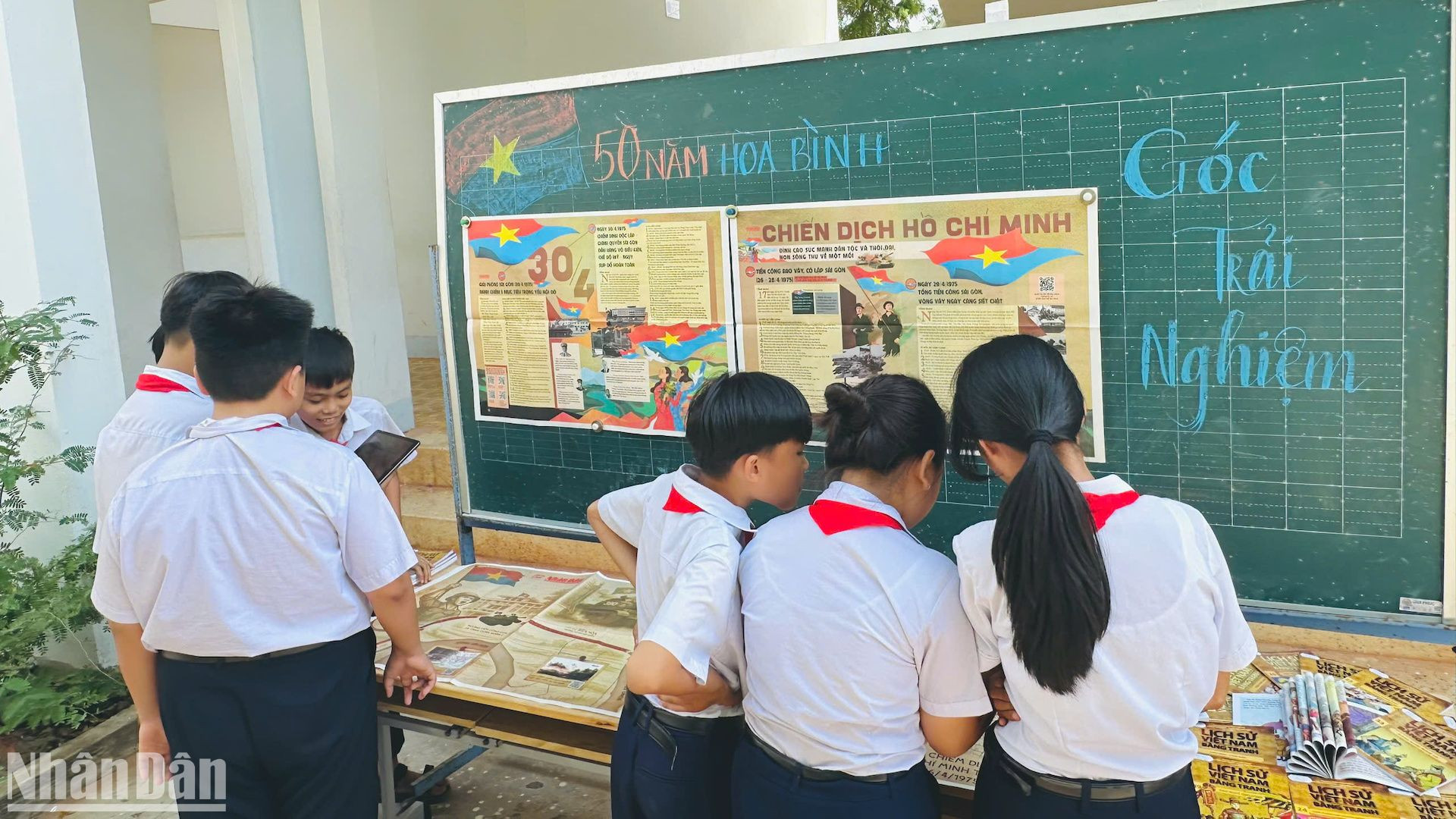 Trường trung học cơ sở Thủ Khoa Huân (thành phố Phan Thiết) dán đặc san của Báo Nhân Dân để học sinh trải nghiệm.