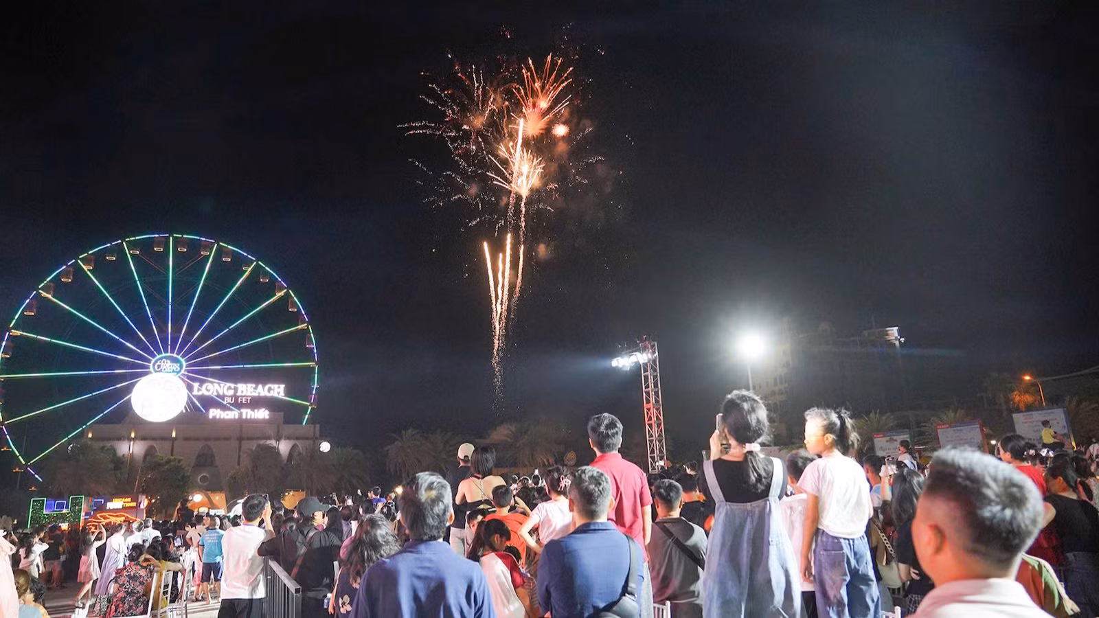 Nhiều du khách đến xem màn bắn pháo hoa.