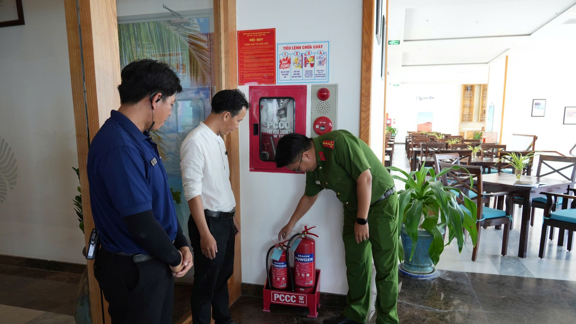 Công an phường Mũi Né kiểm tra phòng cháy, chữa cháy tại các cơ sở lưu trú.