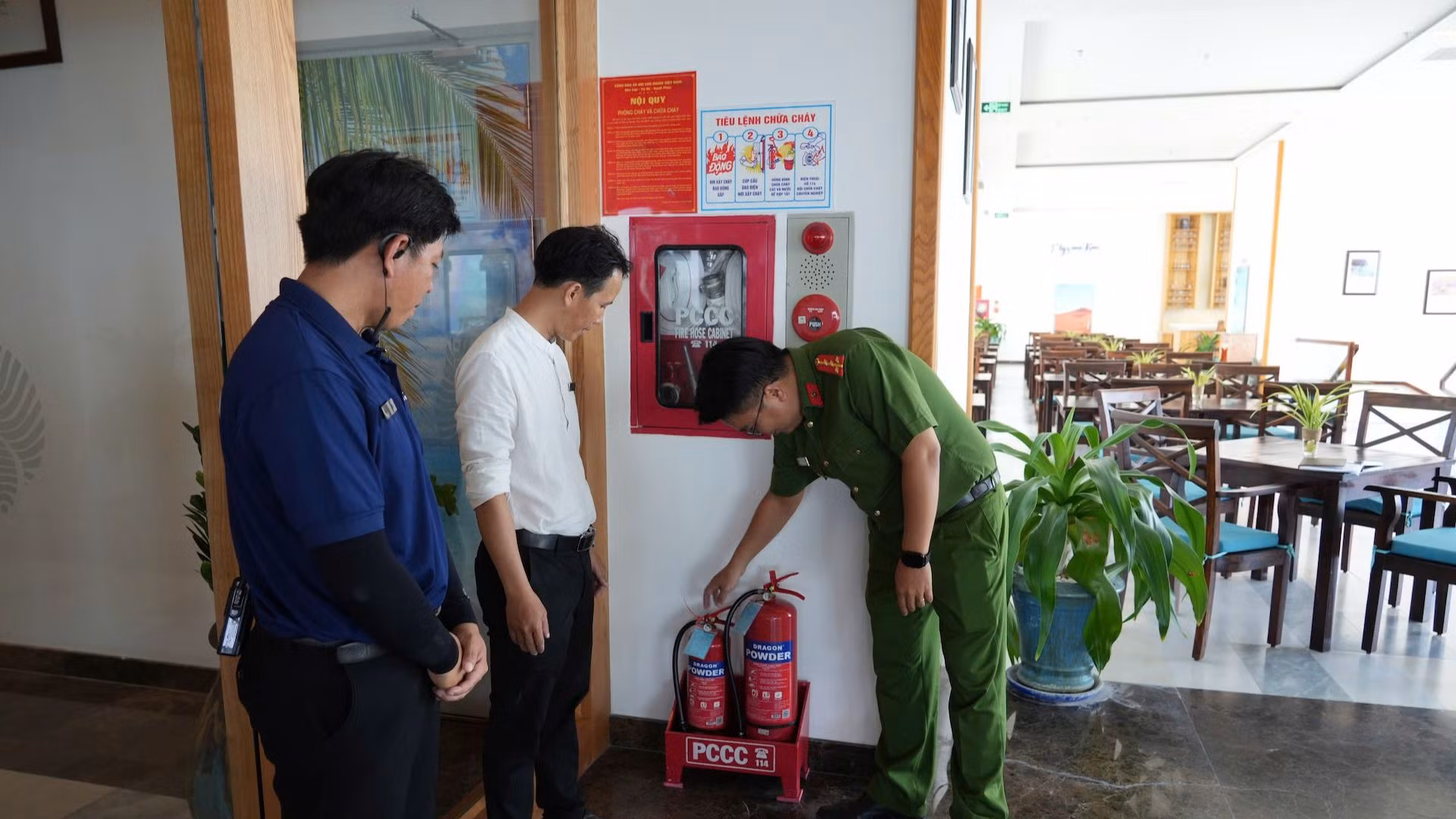 Công an phường Mũi Né kiểm tra phòng cháy, chữa cháy tại các cơ sở lưu trú.