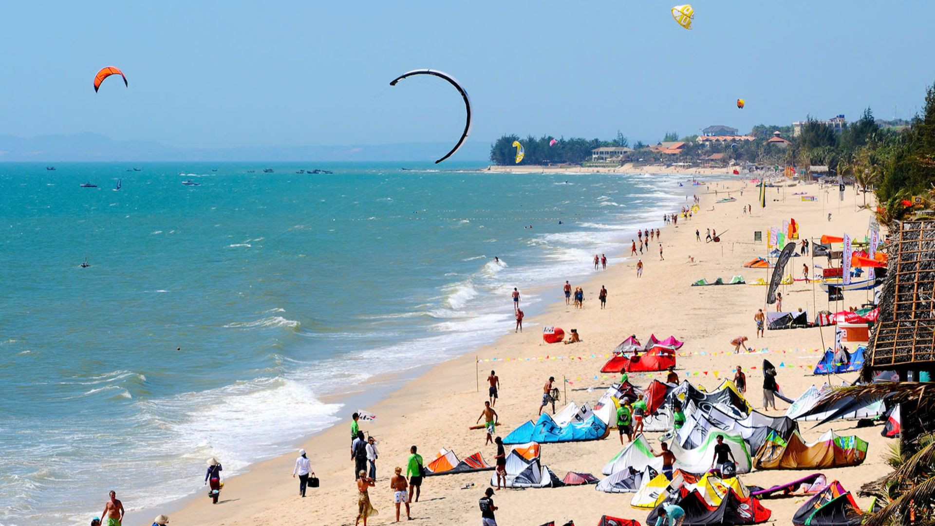 Du khách trải nghiệm trò chơi thể thao biển.