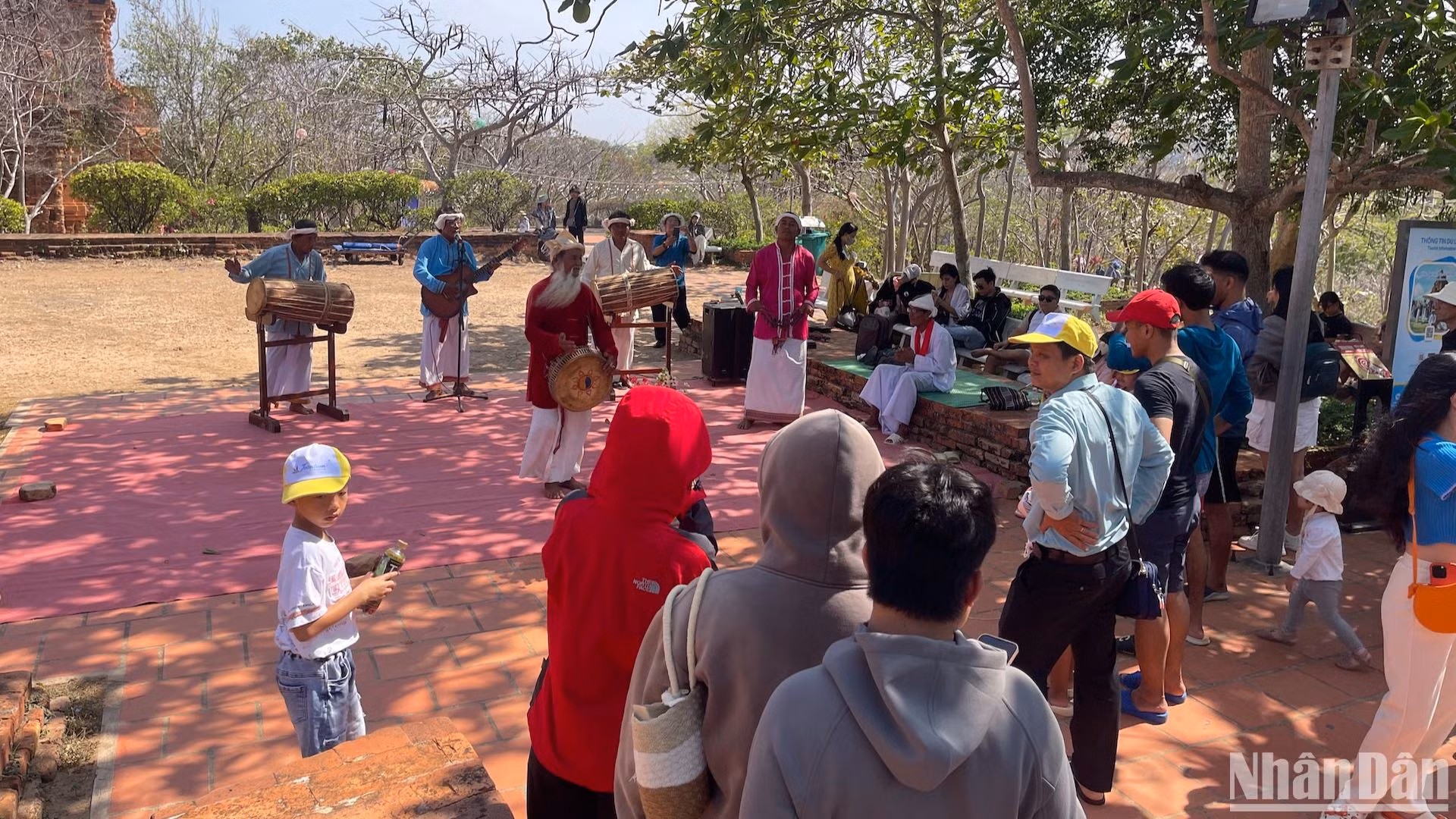 Du khách nghe người Chăm biểu diễn ca nhạc tại Tháp Pô Sah Inu.