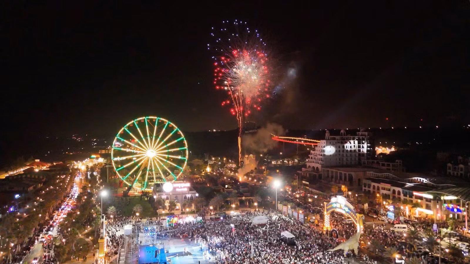 Khu NovaWorld Phan Thiết diễn ra màn bắn pháo hoa nghệ thuật nhân dịp chào mừng 50 năm Ngày Giải phóng miền nam, thống nhất đất nước.