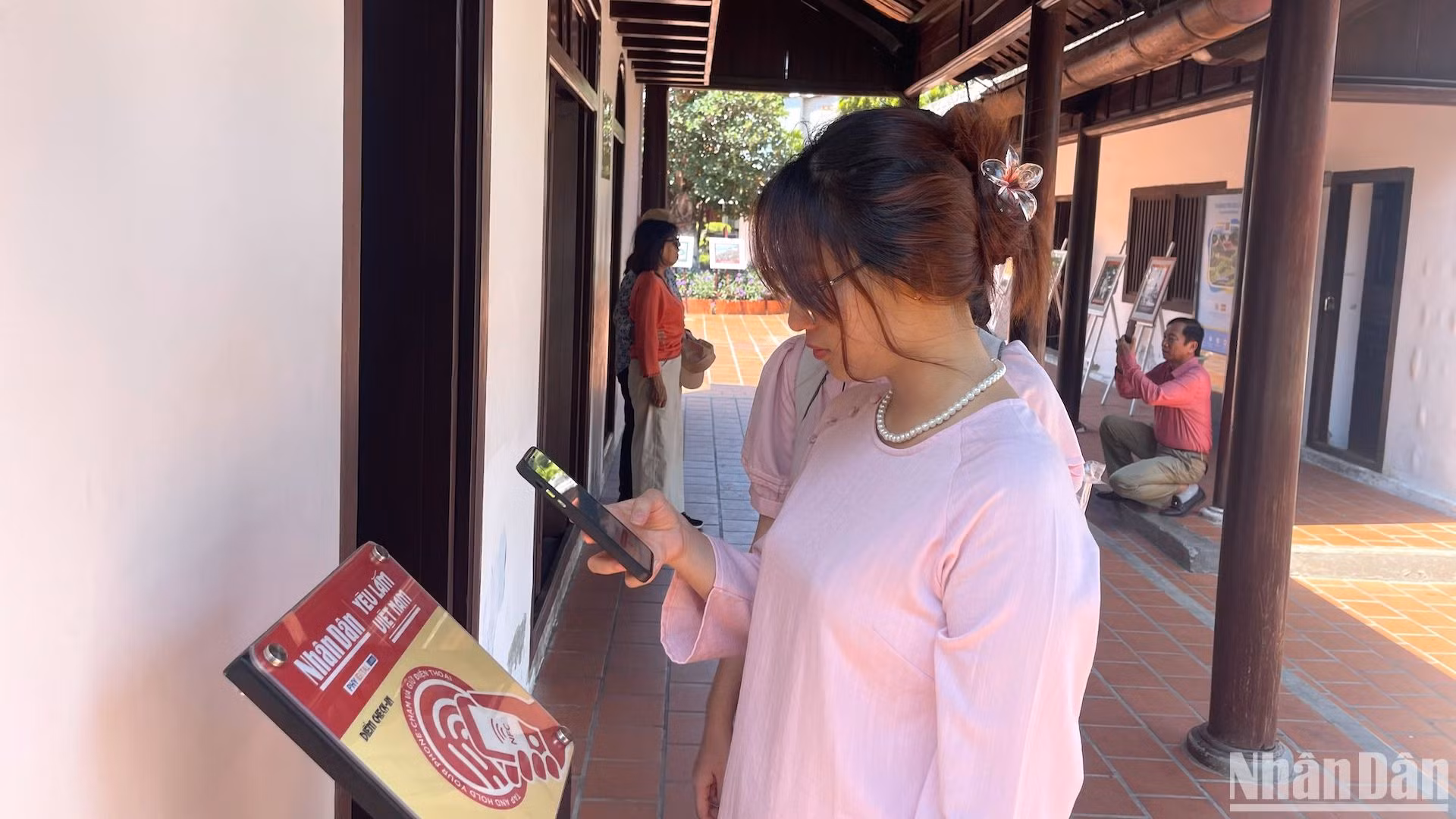 Du khách đọc, check-in "Yêu lắm Việt Nam" tại Trường Dục Thanh.