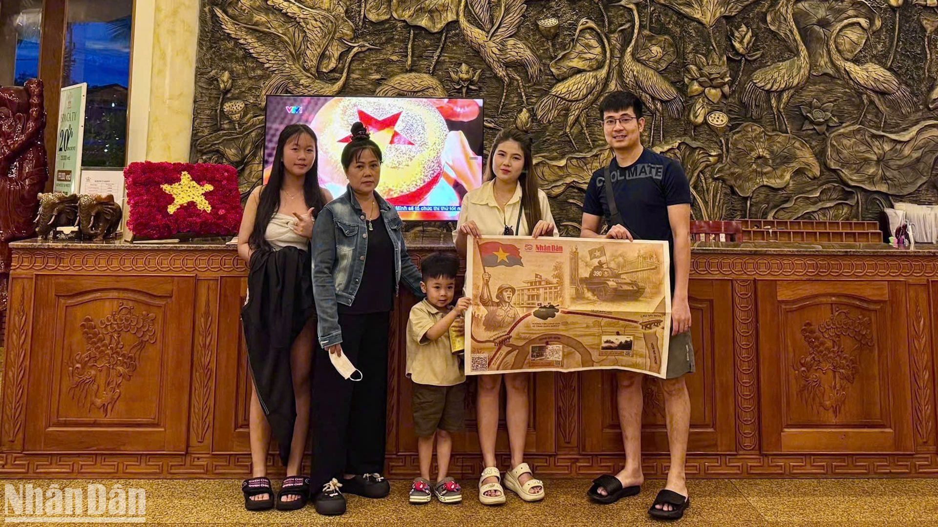 Du khách hào hứng khi nhận đặc sản của Báo Nhân Dân.