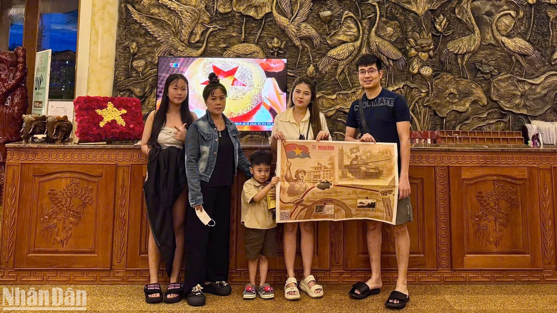 Du khách hào hứng khi nhận đặc sản của Báo Nhân Dân.