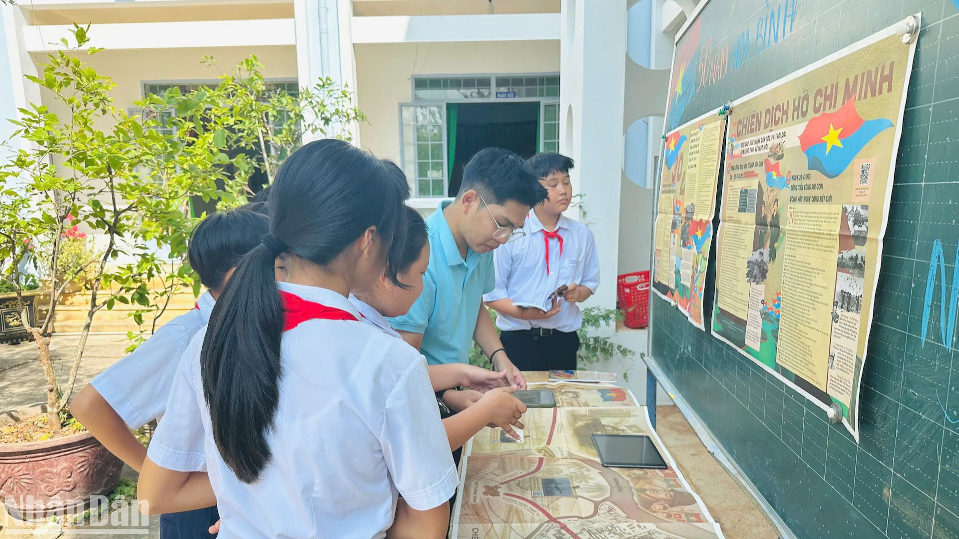 Học sinh Trường trung học cơ sở Thủ Khoa Huân (thành phố Phan Thiết) trải nghiệm đặc san của Báo Nhân Dân.