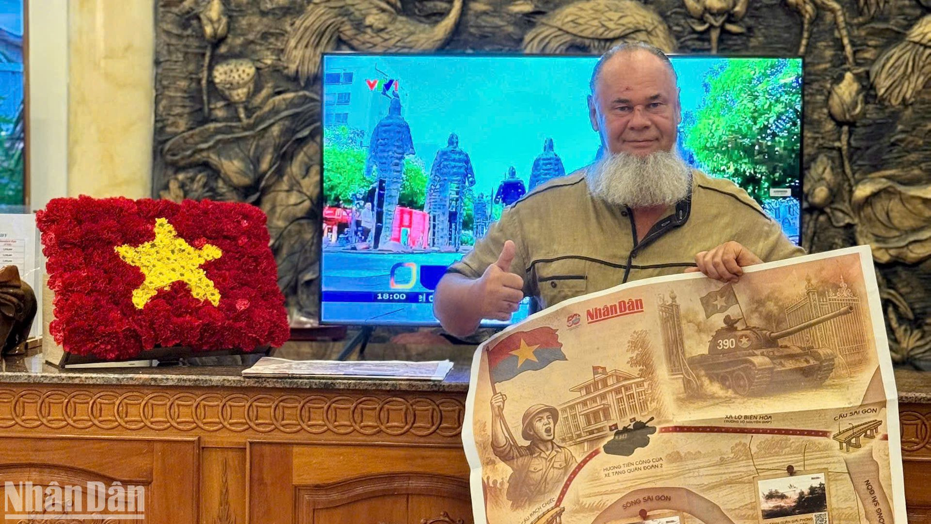 Du khách nước ngoài phấn khởi khi nhận đặc sản của Báo Nhân Dân.