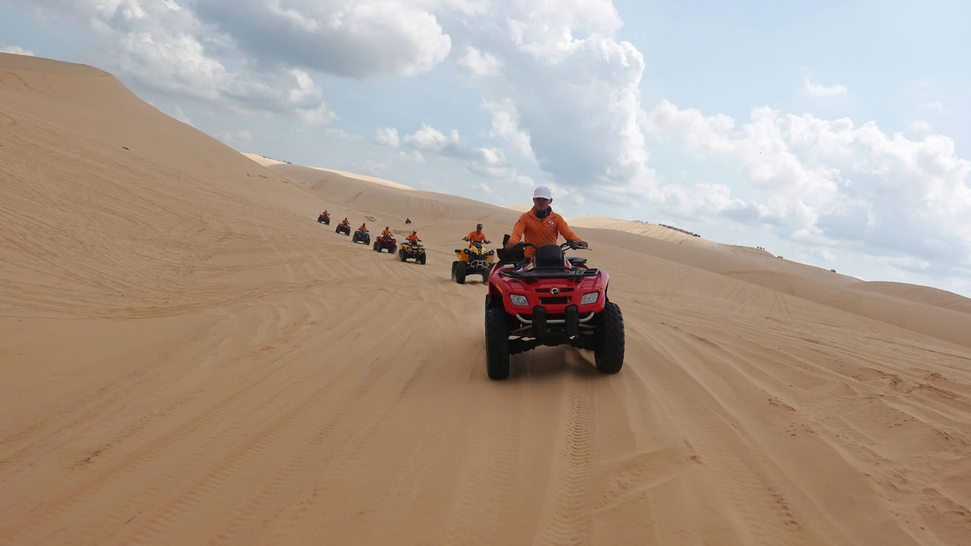 Bàu Trắng còn thu hút nhiều người yêu thiên nhiên về với nơi đây tìm cảm hứng vô tận cho sự thăng hoa trong sáng tác nghệ thuật.