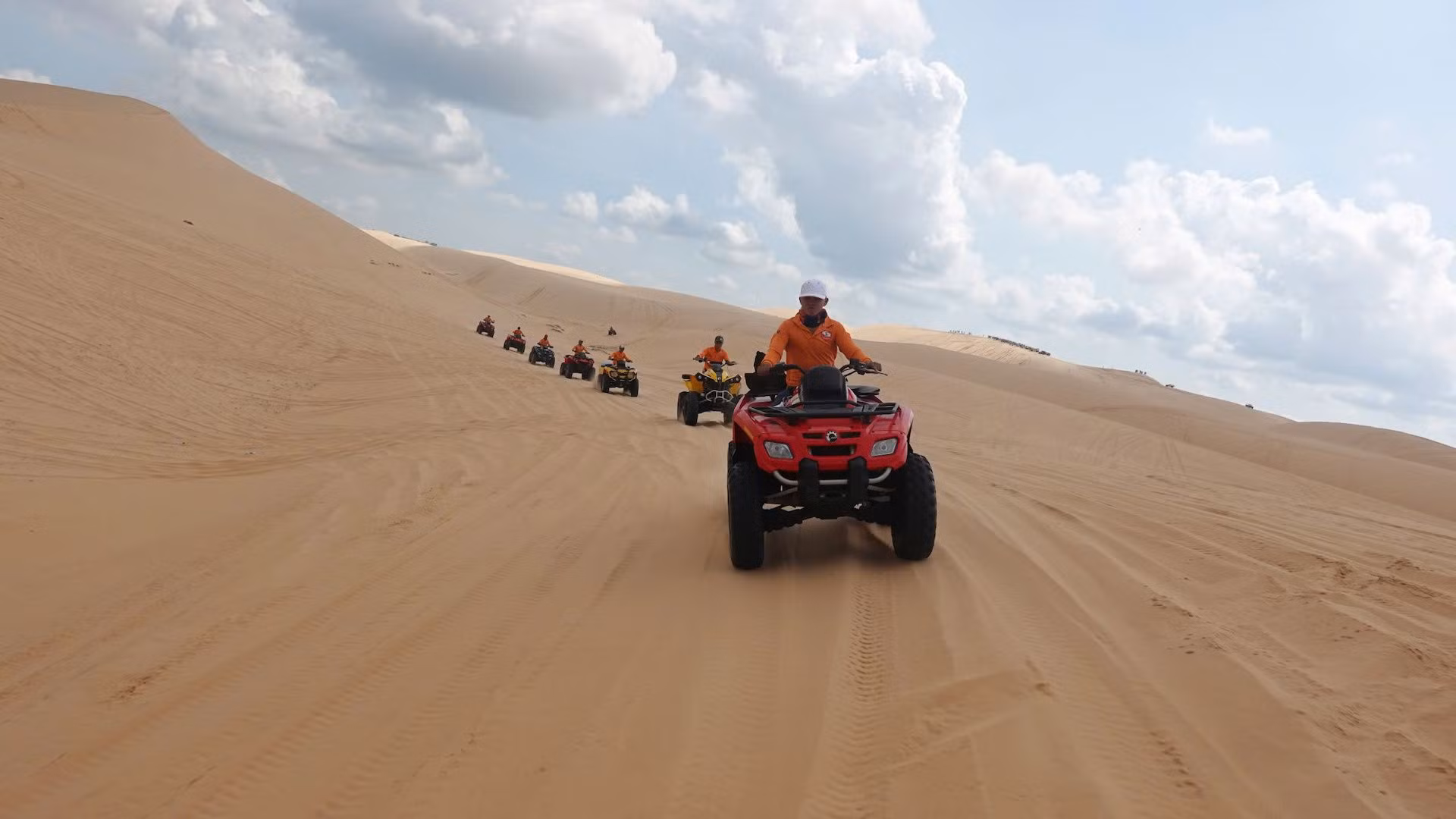 Bàu Trắng còn thu hút nhiều người yêu thiên nhiên về với nơi đây tìm cảm hứng vô tận cho sự thăng hoa trong sáng tác nghệ thuật.