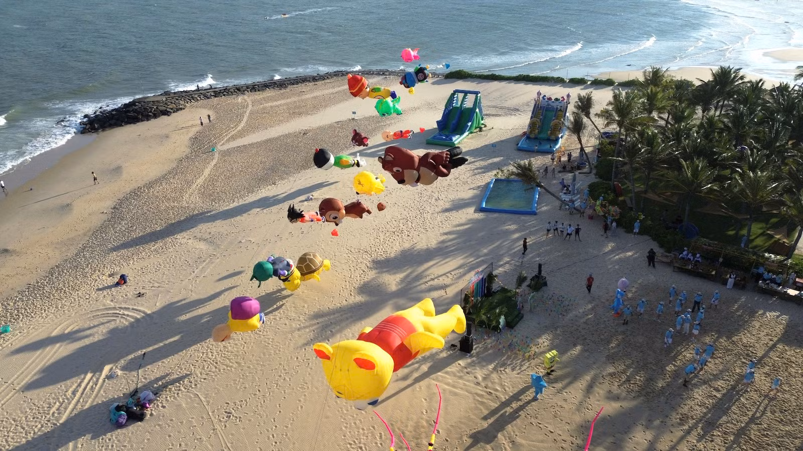 Lễ hội thả diều trên bãi biển tại Khu du lịch The Cliff Resort (phường Phú Hài, thành phố Phan Thiết) với hơn 100 cánh diều nhiều hình dáng mô phỏng sinh vật biển, động vật,...